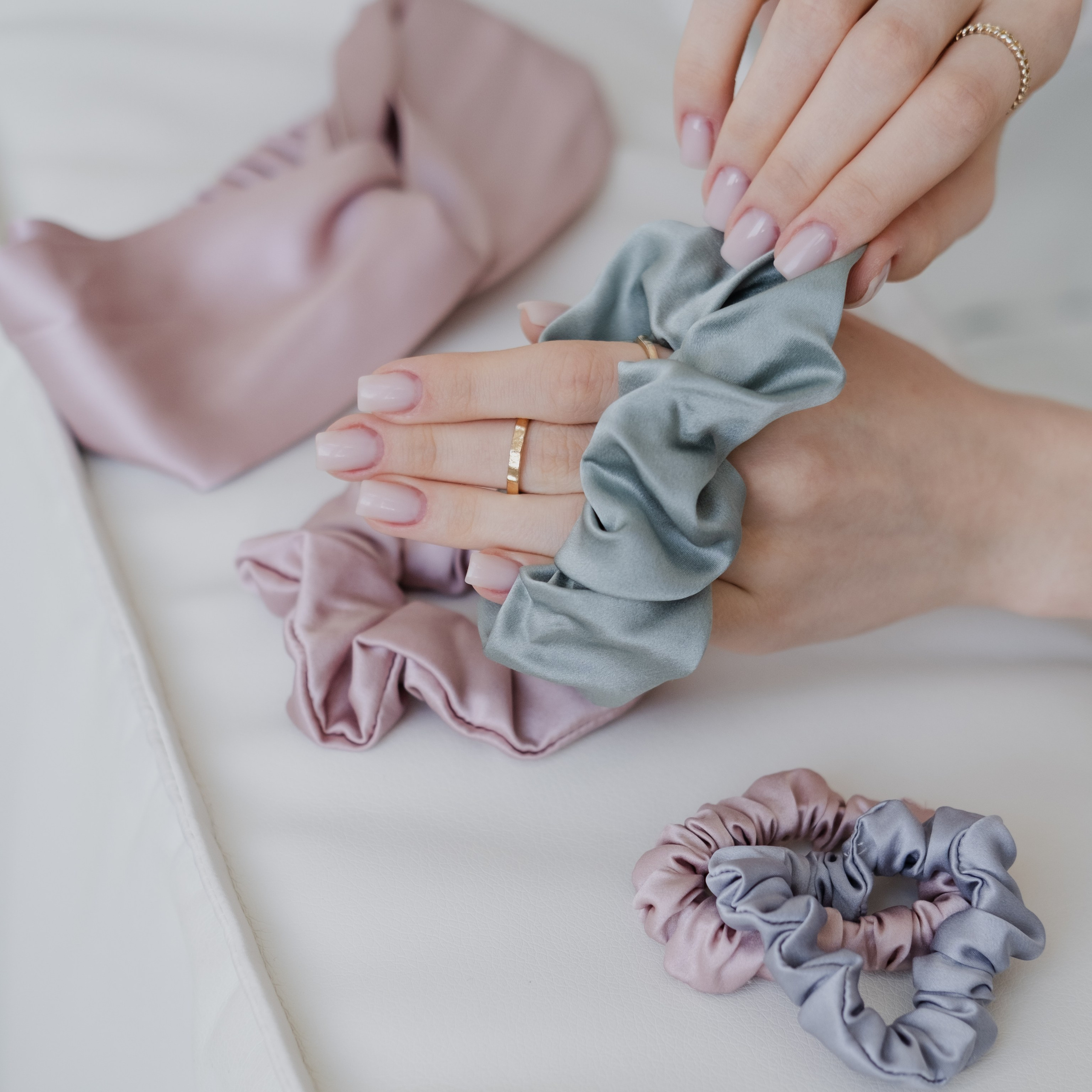 Шелковые резинки для волос. Фотосессии на маркетплейсы