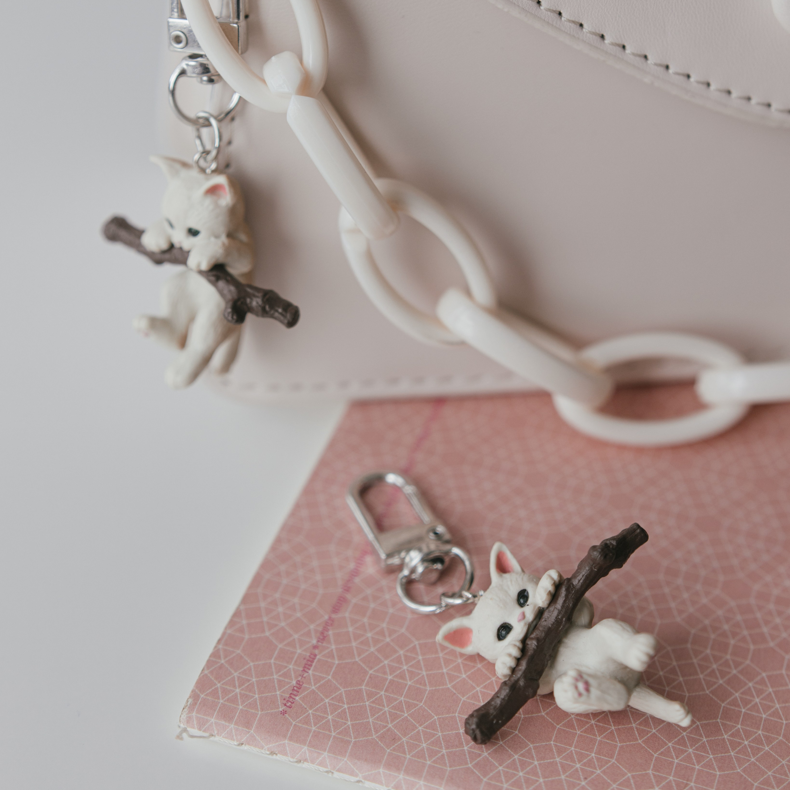 Брелки и броши. Фотосессии на маркетплейсы