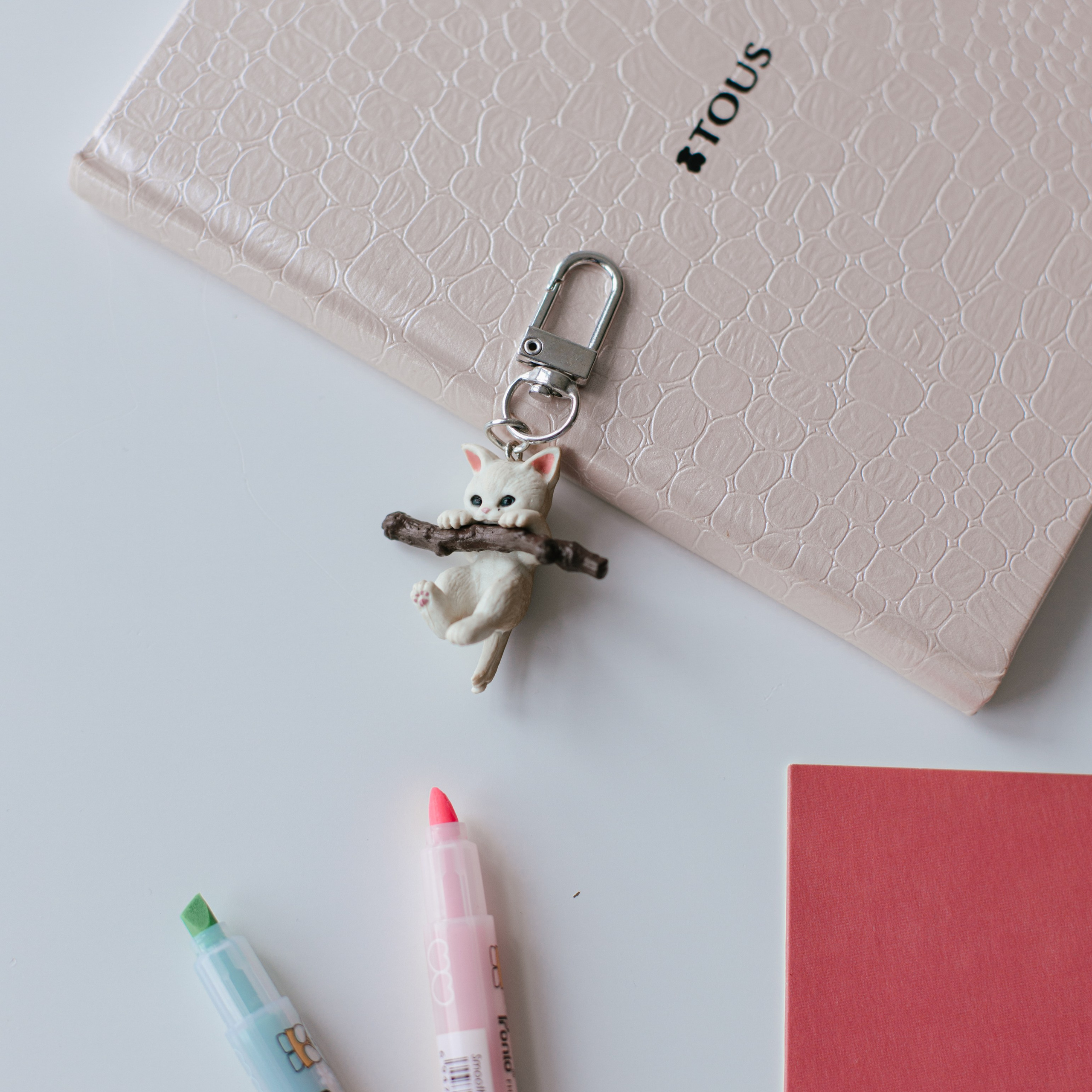 Брелки и броши. Фотосессии на маркетплейсы