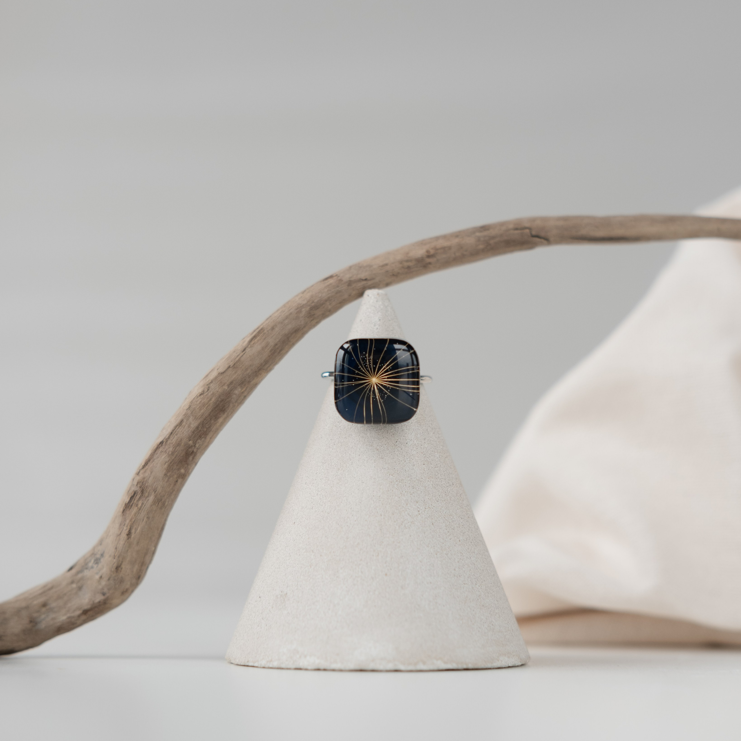 Украшения из эпоксидной смолы. Фотосессии на маркетплейсы