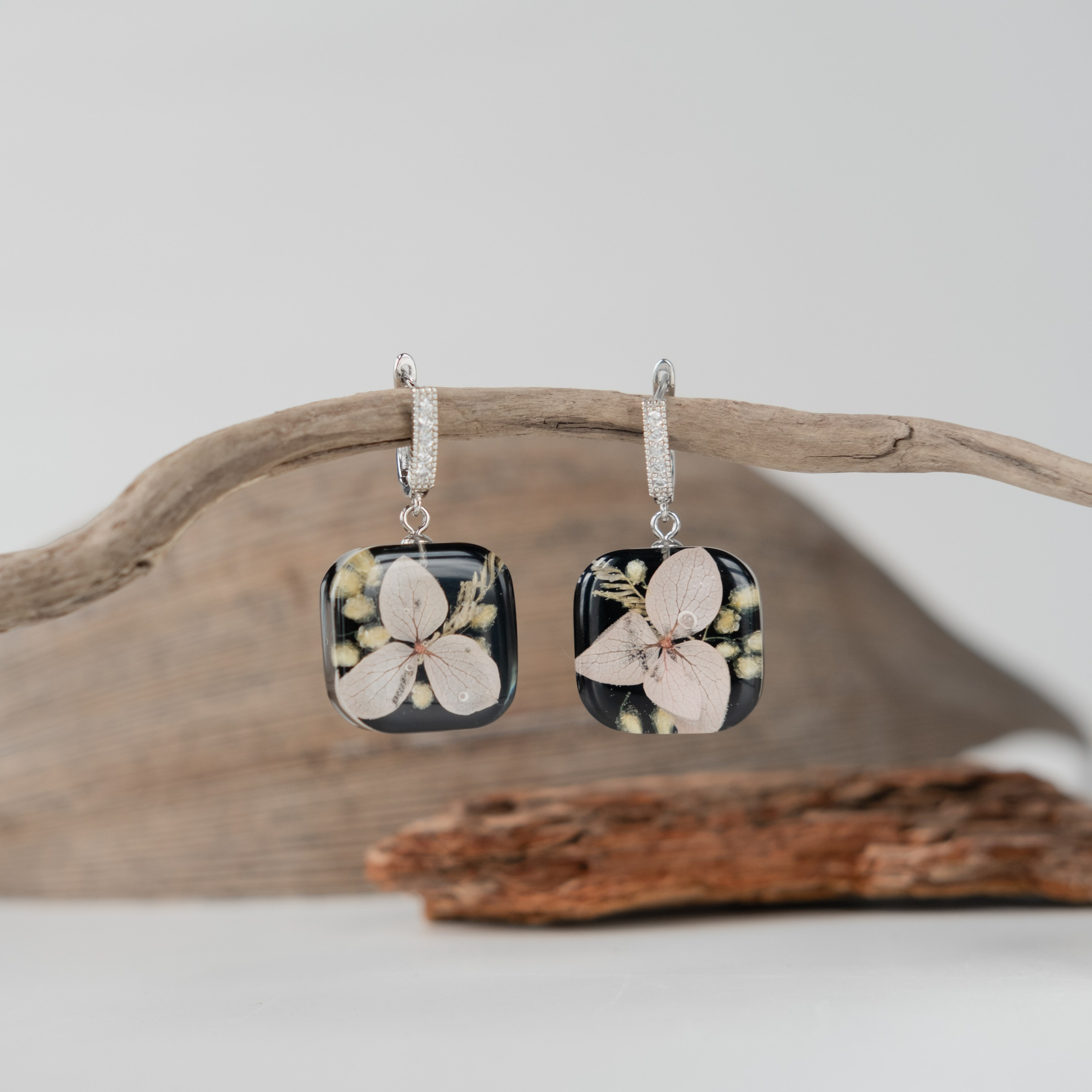 Украшения из эпоксидной смолы. Фотосессии на маркетплейсы