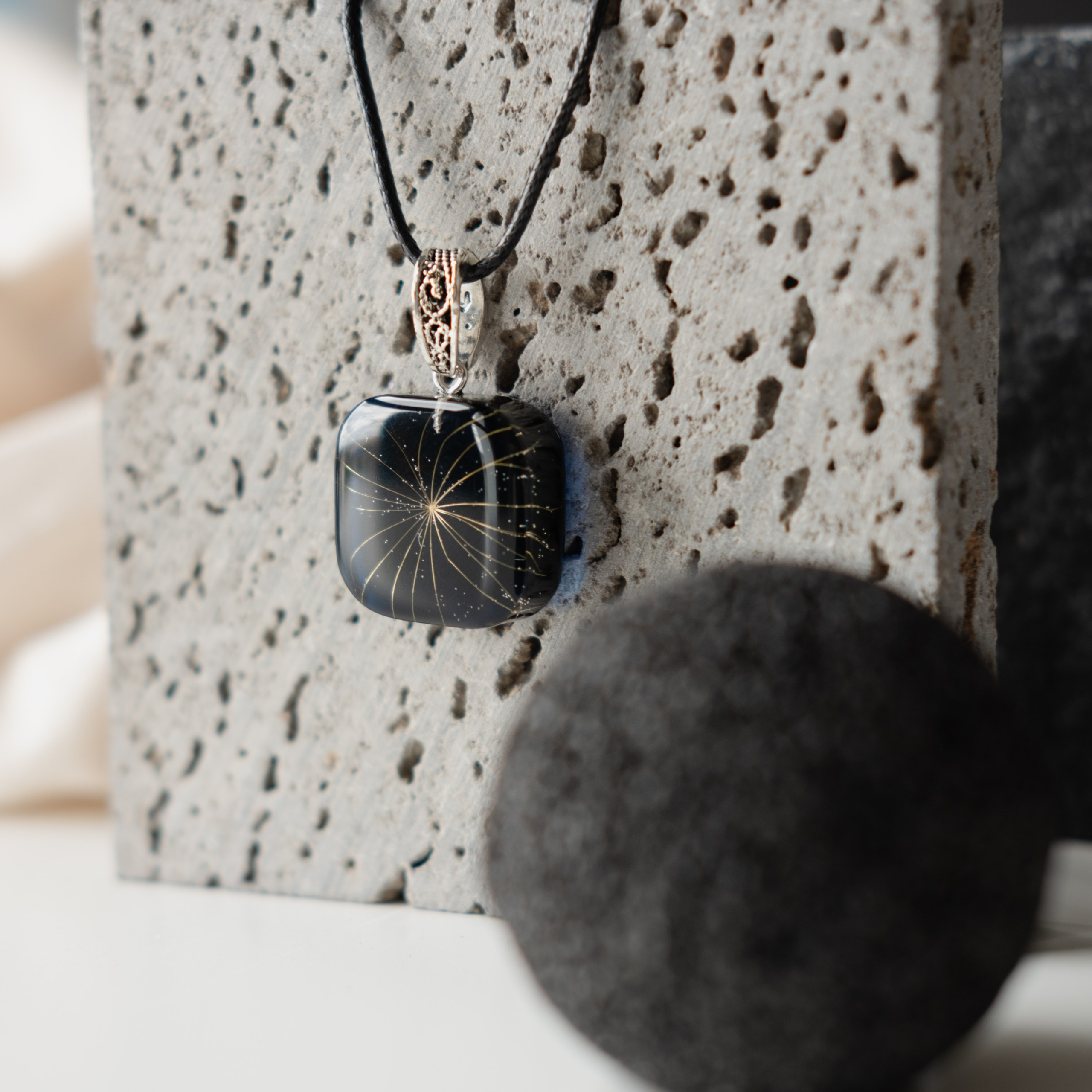 Украшения из эпоксидной смолы. Фотосессии на маркетплейсы