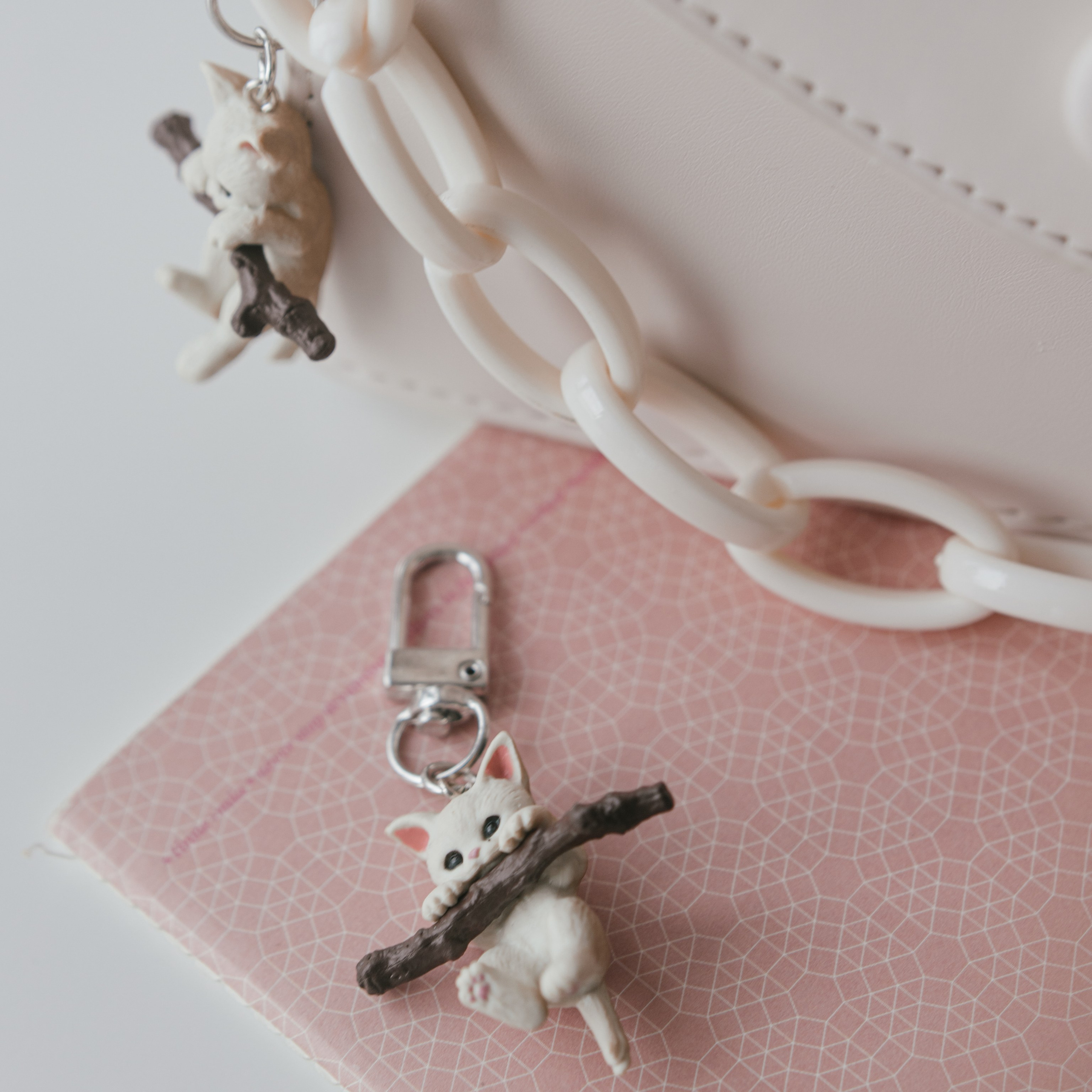 Брелки и броши. Фотосессии на маркетплейсы