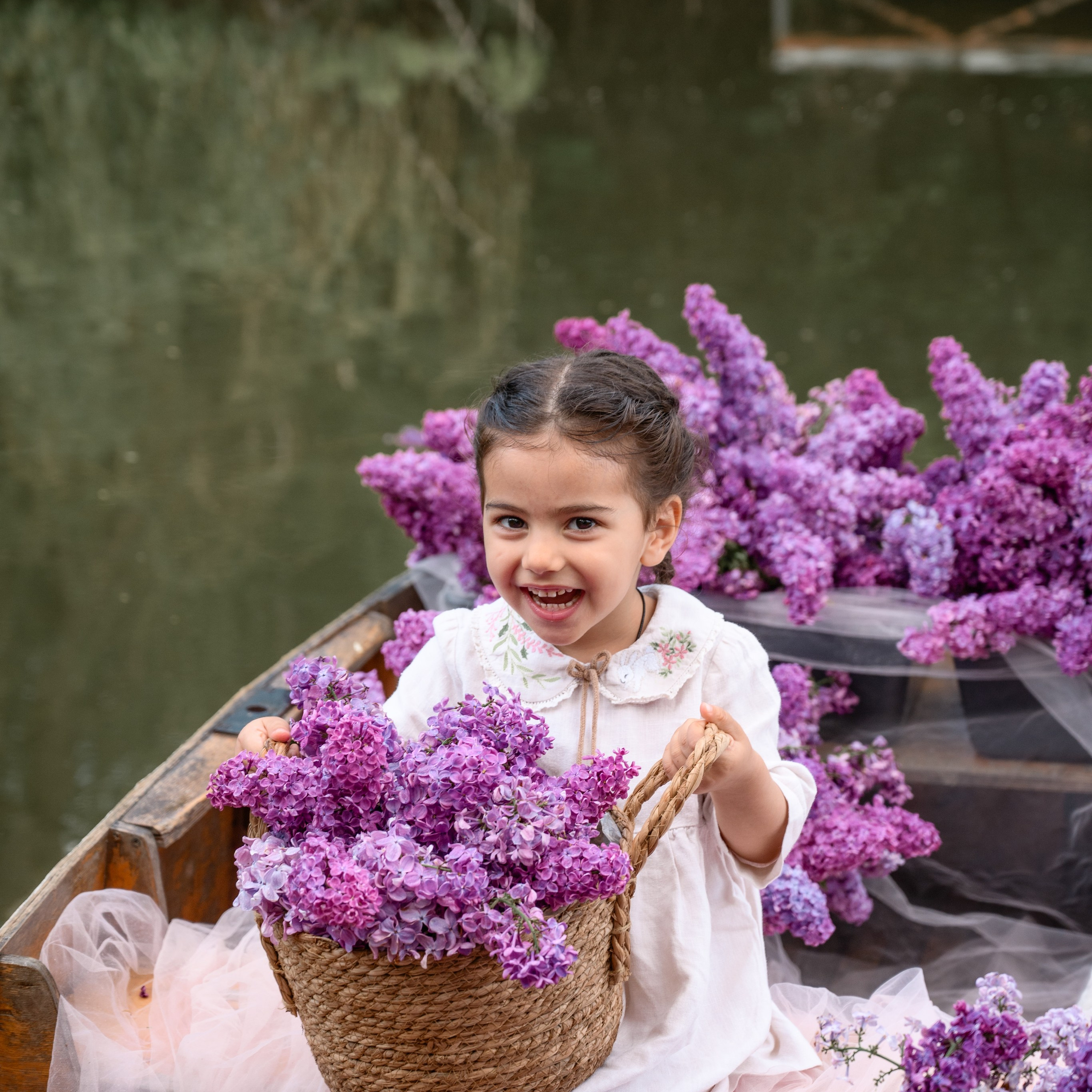 Лодка с&nbsp;сиренью