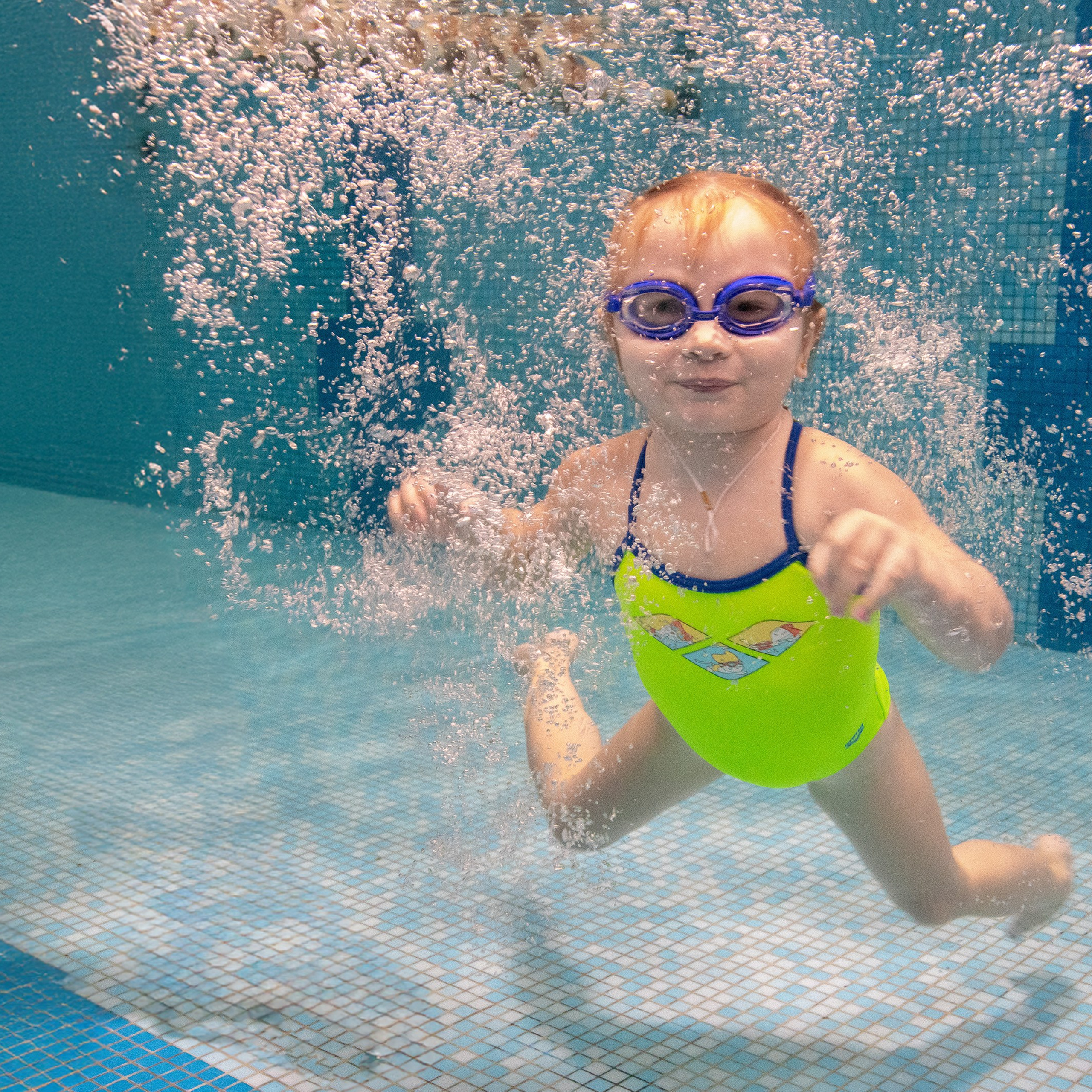 Алёнка в бассейне «Лягушенок»