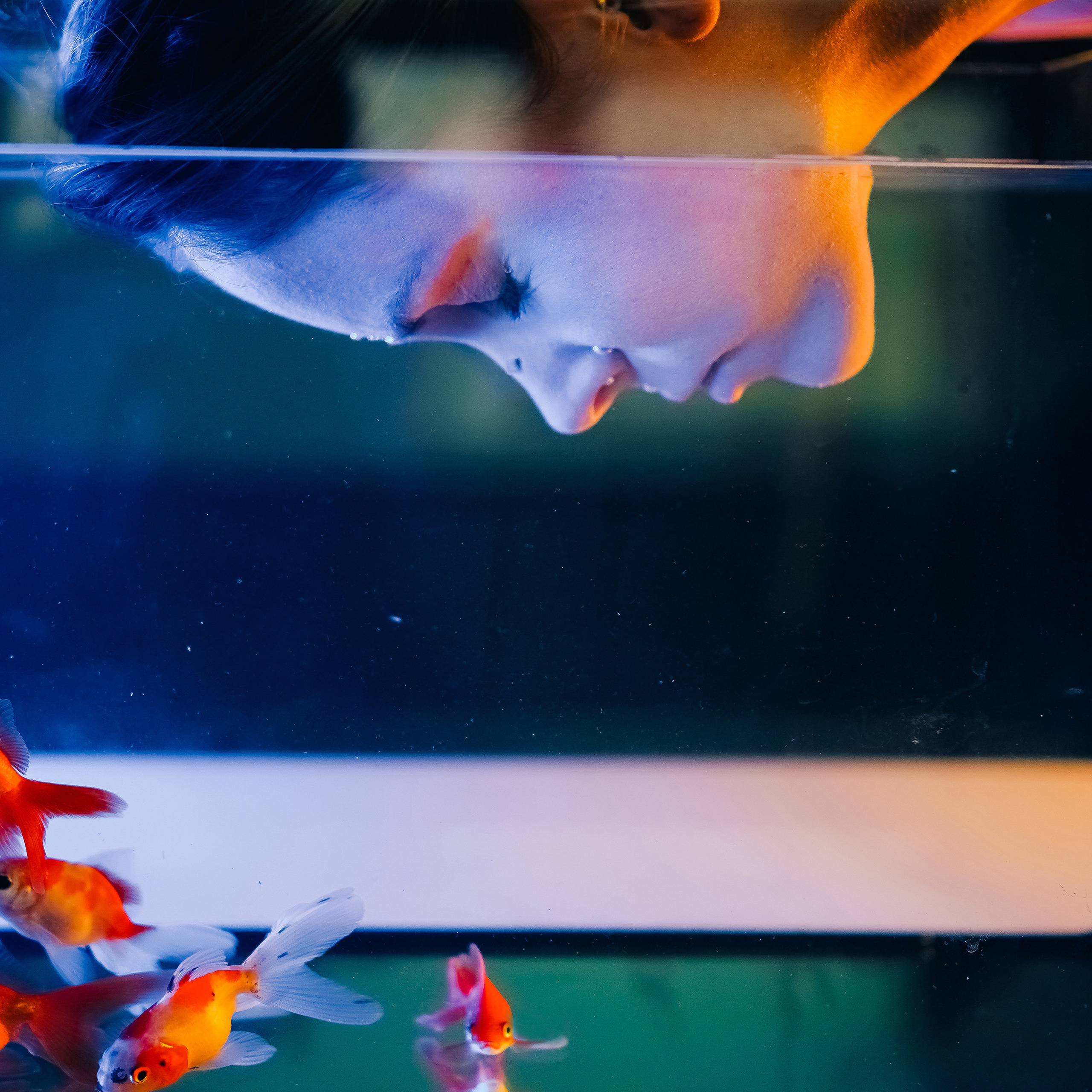 Devushka_v_akvariume