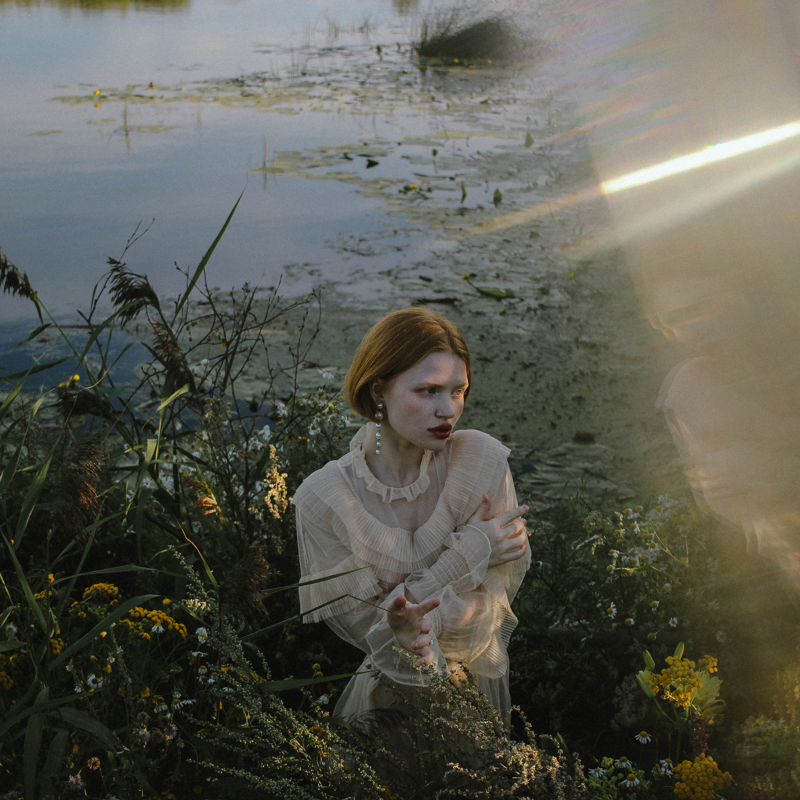 Devushka_na_beregu_reki