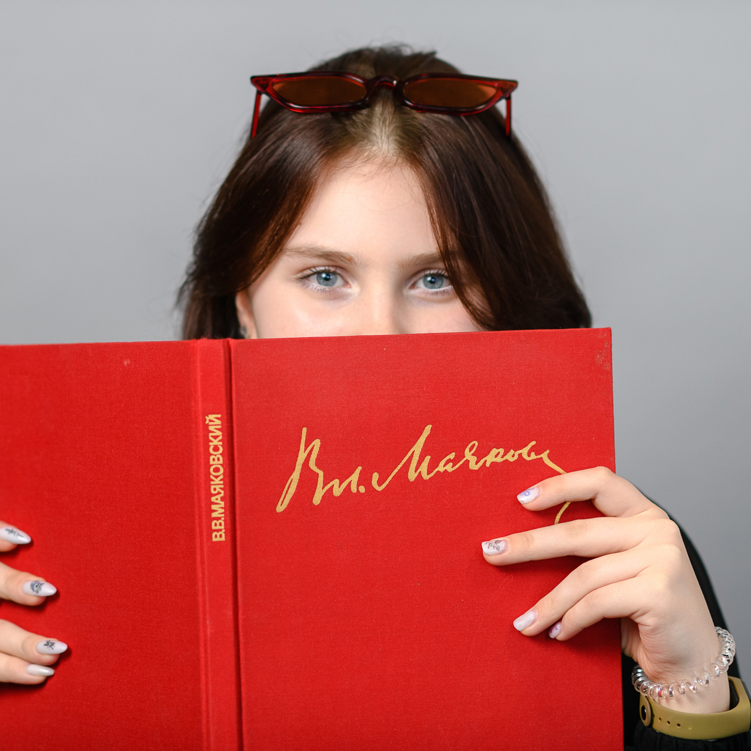 С акцентом.