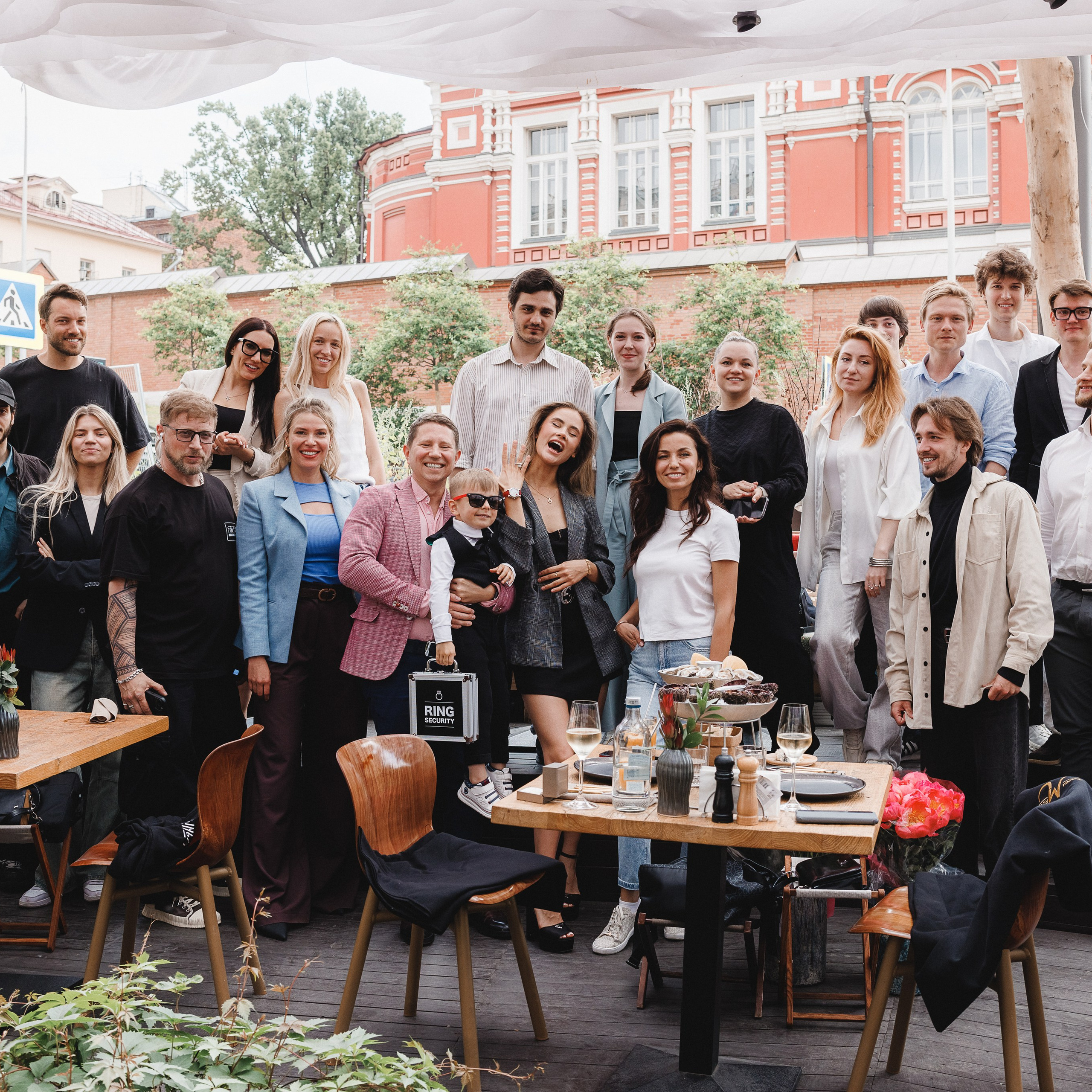 Предложение. Саша и Юля.