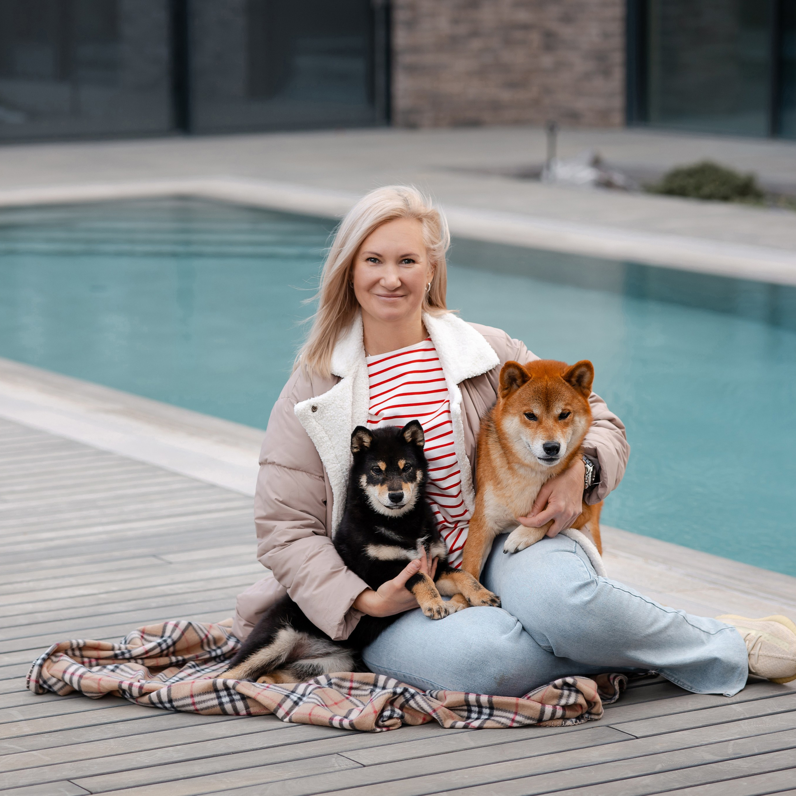 У бассейна