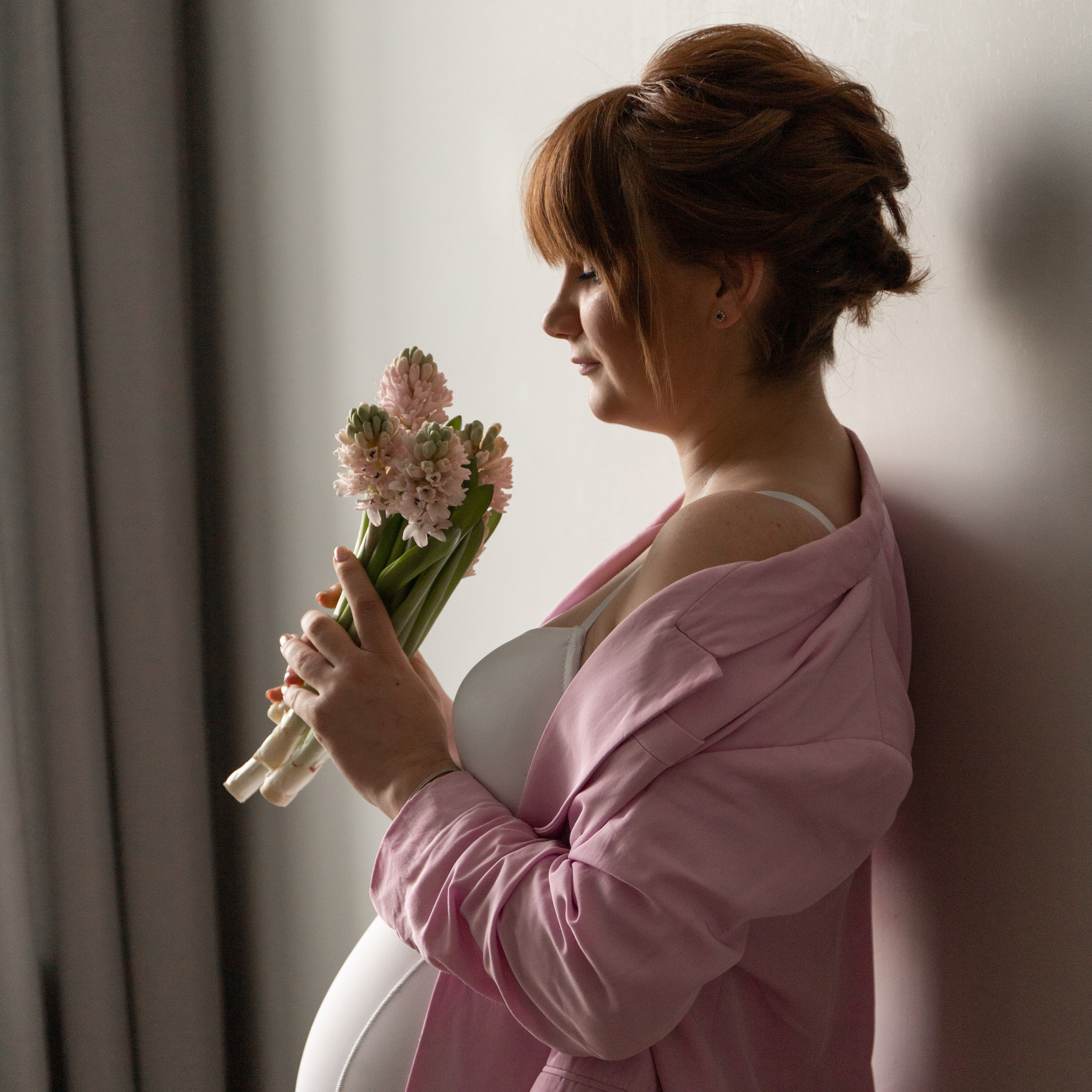 Нежная фотосессия беременности с цветами