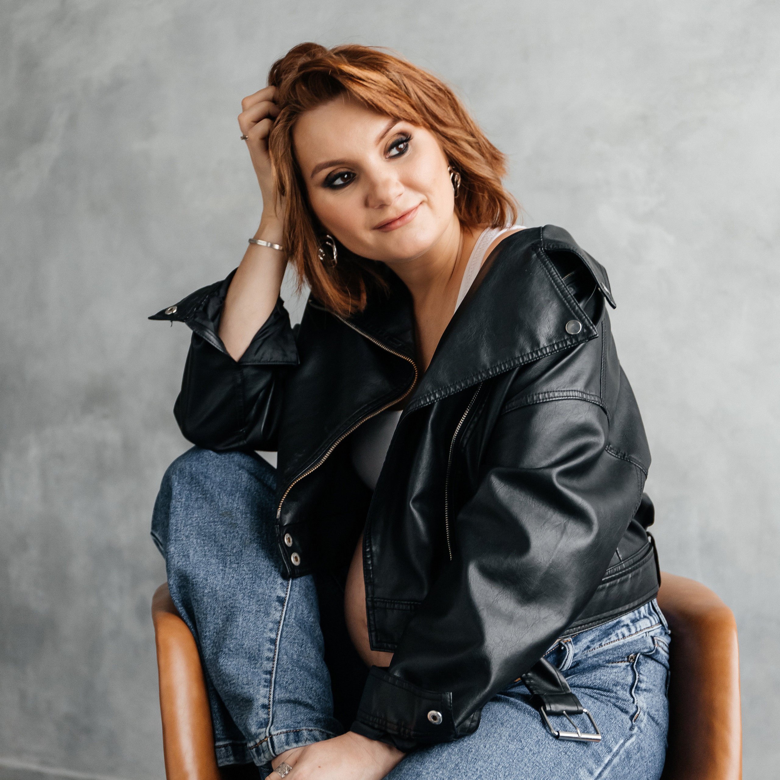 Фотосессия беременности в джинсах и косухе