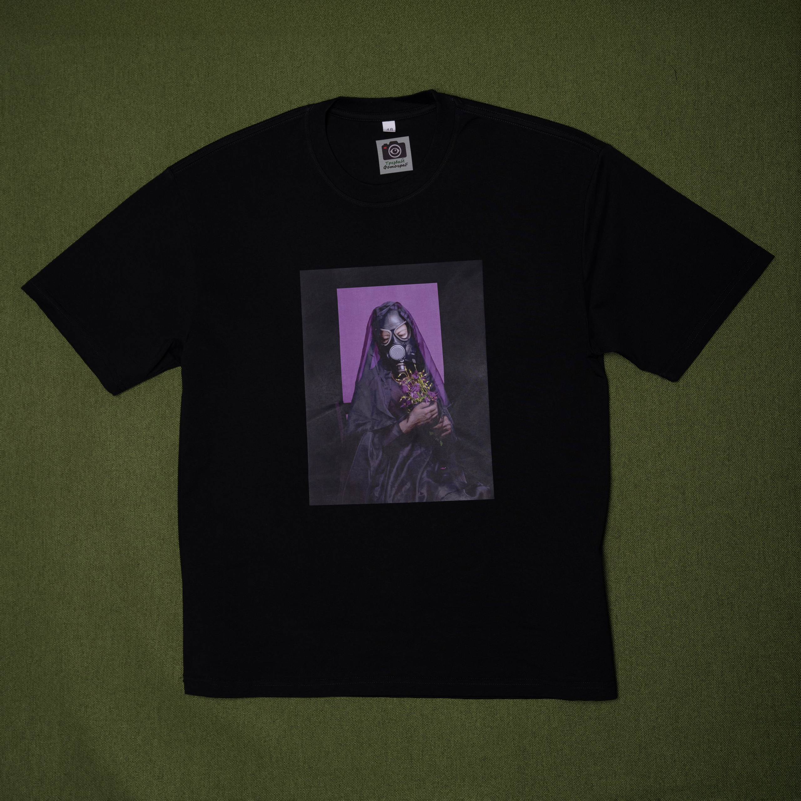 Черная футболка с фиолетовым принтом. Анна Новосельцева. Индивидуальные фотосессии в Москве и М.О