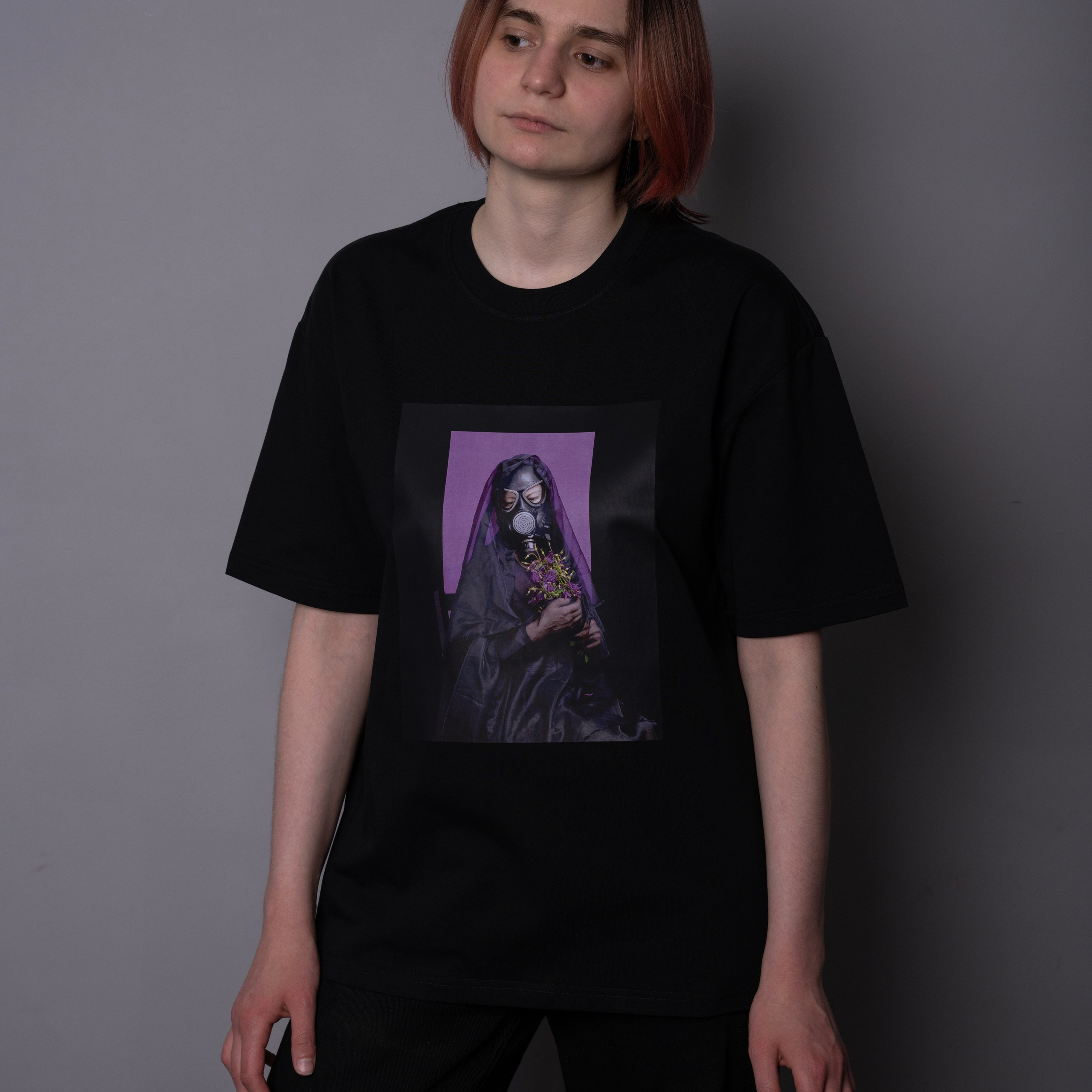 Черная футболка с фиолетовым принтом. Анна Новосельцева. Индивидуальные фотосессии в Москве и М.О