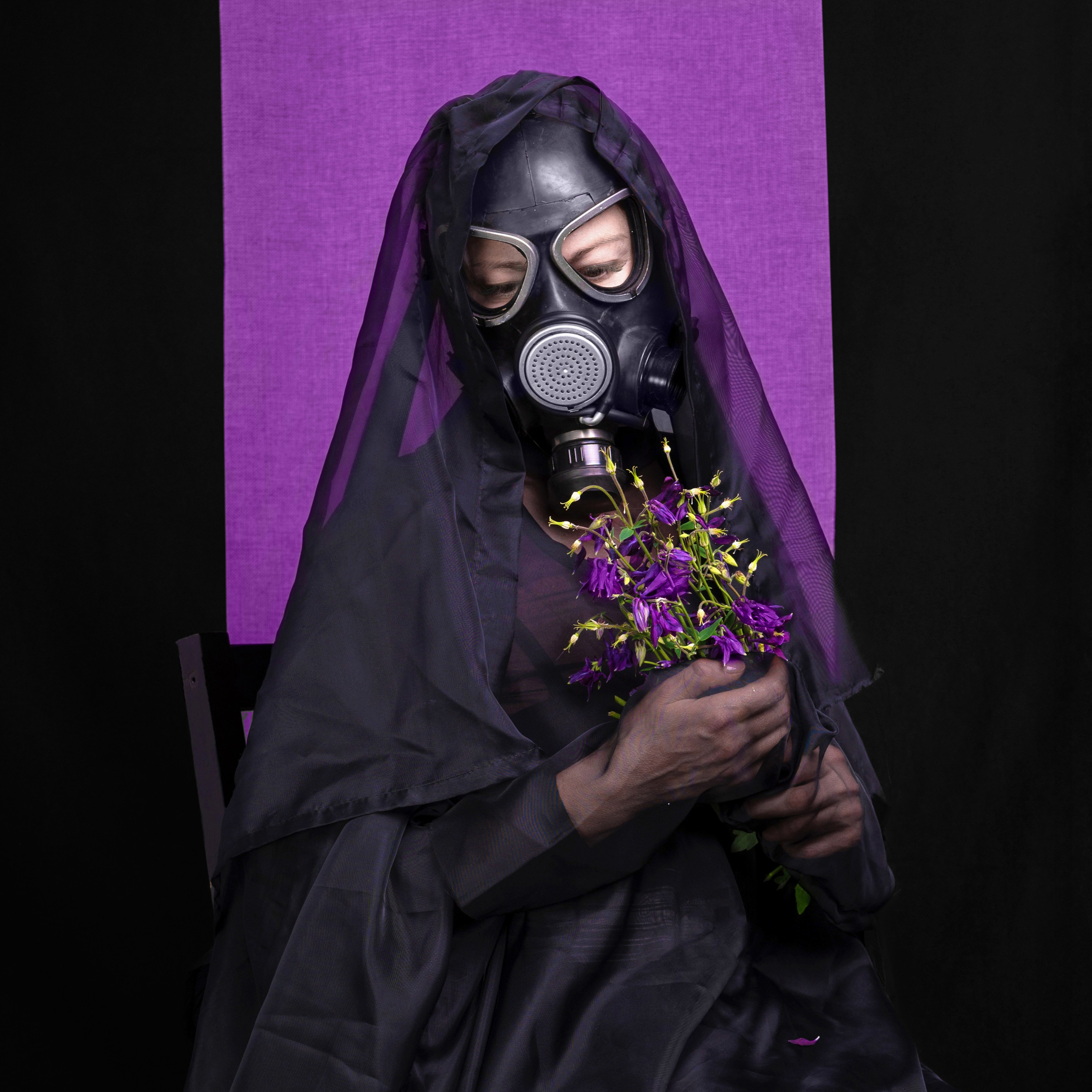 Черная футболка с фиолетовым принтом. Анна Новосельцева. Индивидуальные фотосессии в Москве и М.О