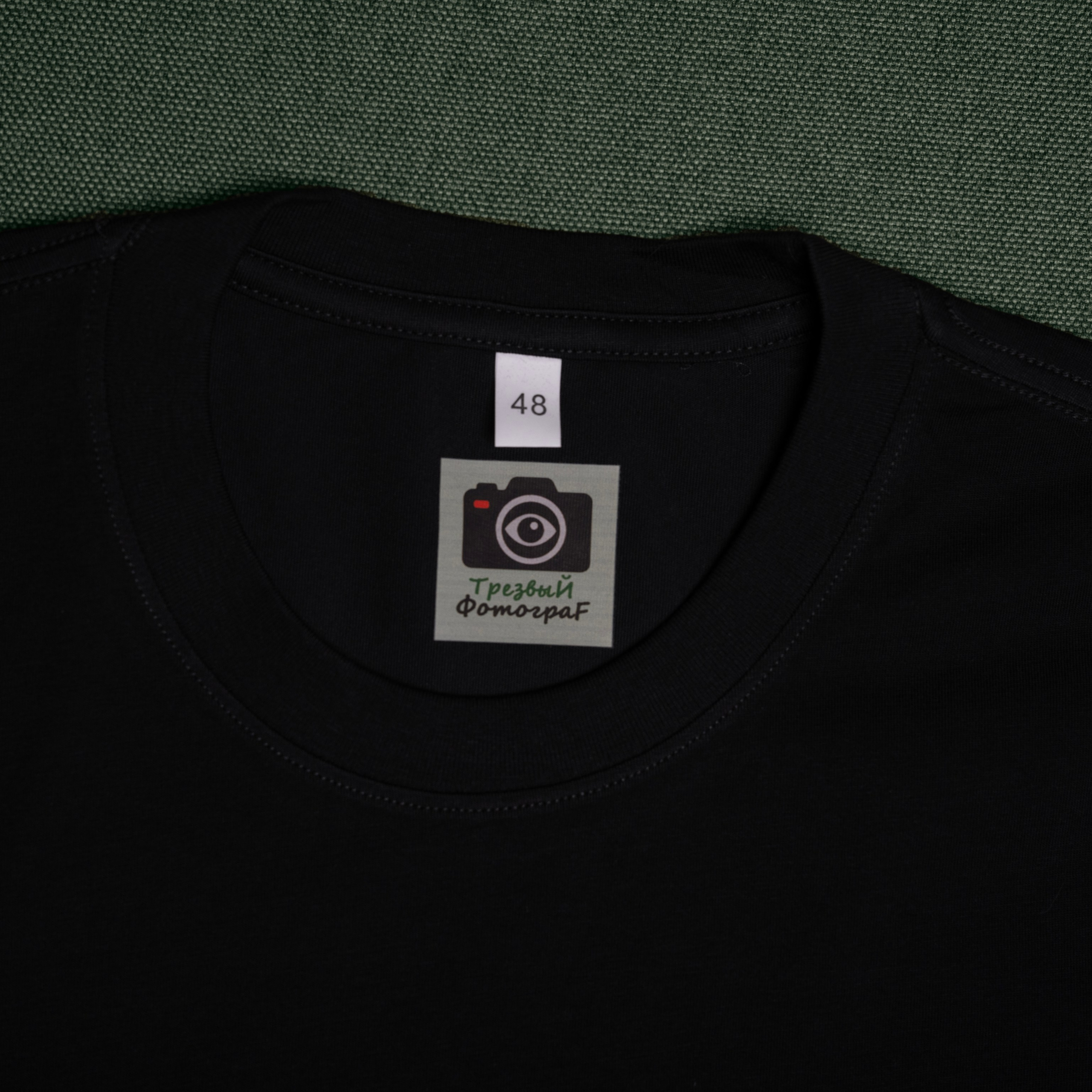 Черная футболка с фиолетовым принтом. Анна Новосельцева. Индивидуальные фотосессии в Москве и М.О