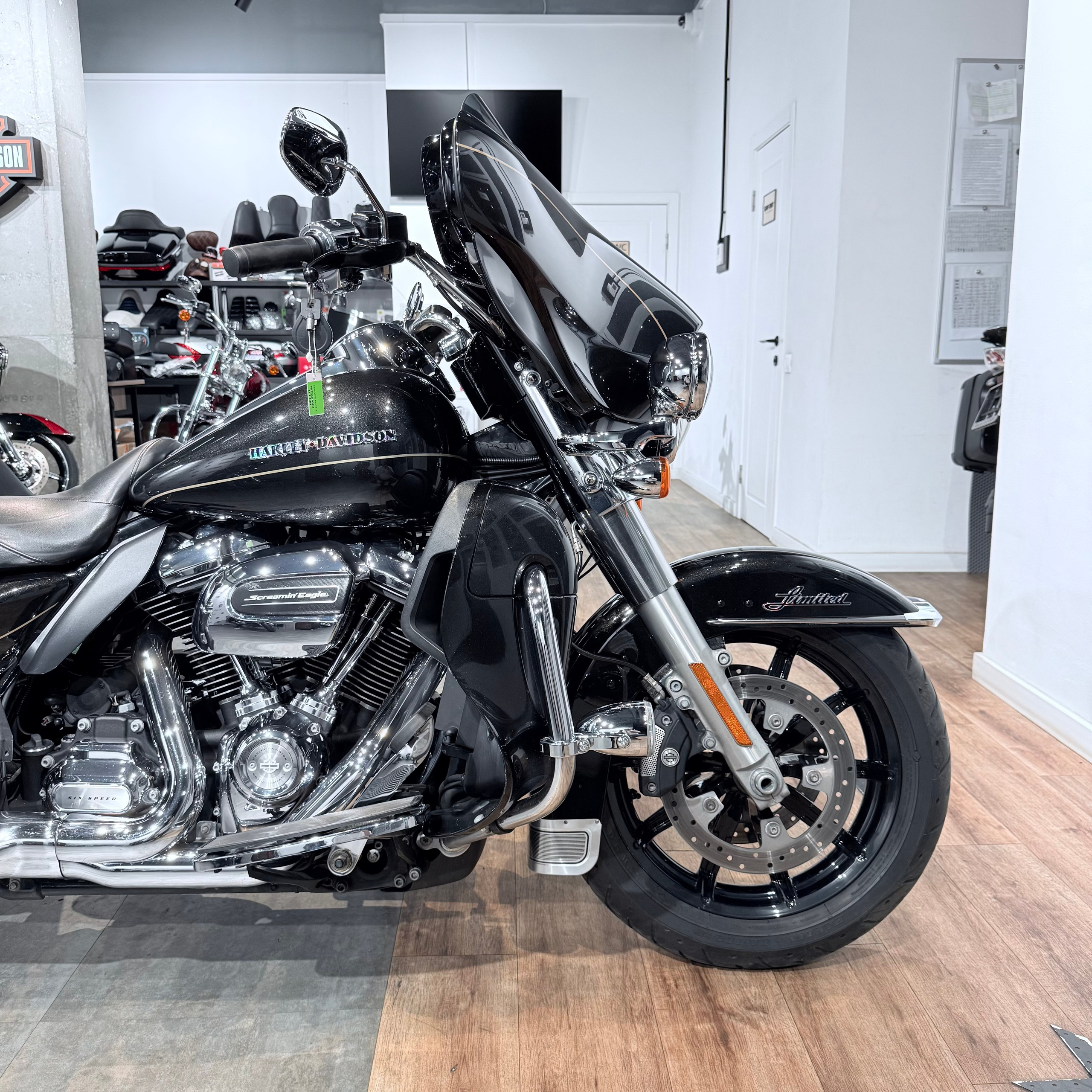 2017 Еlесtra Glide Ultra Limitеd 107 АBS Вlаck Temреst
