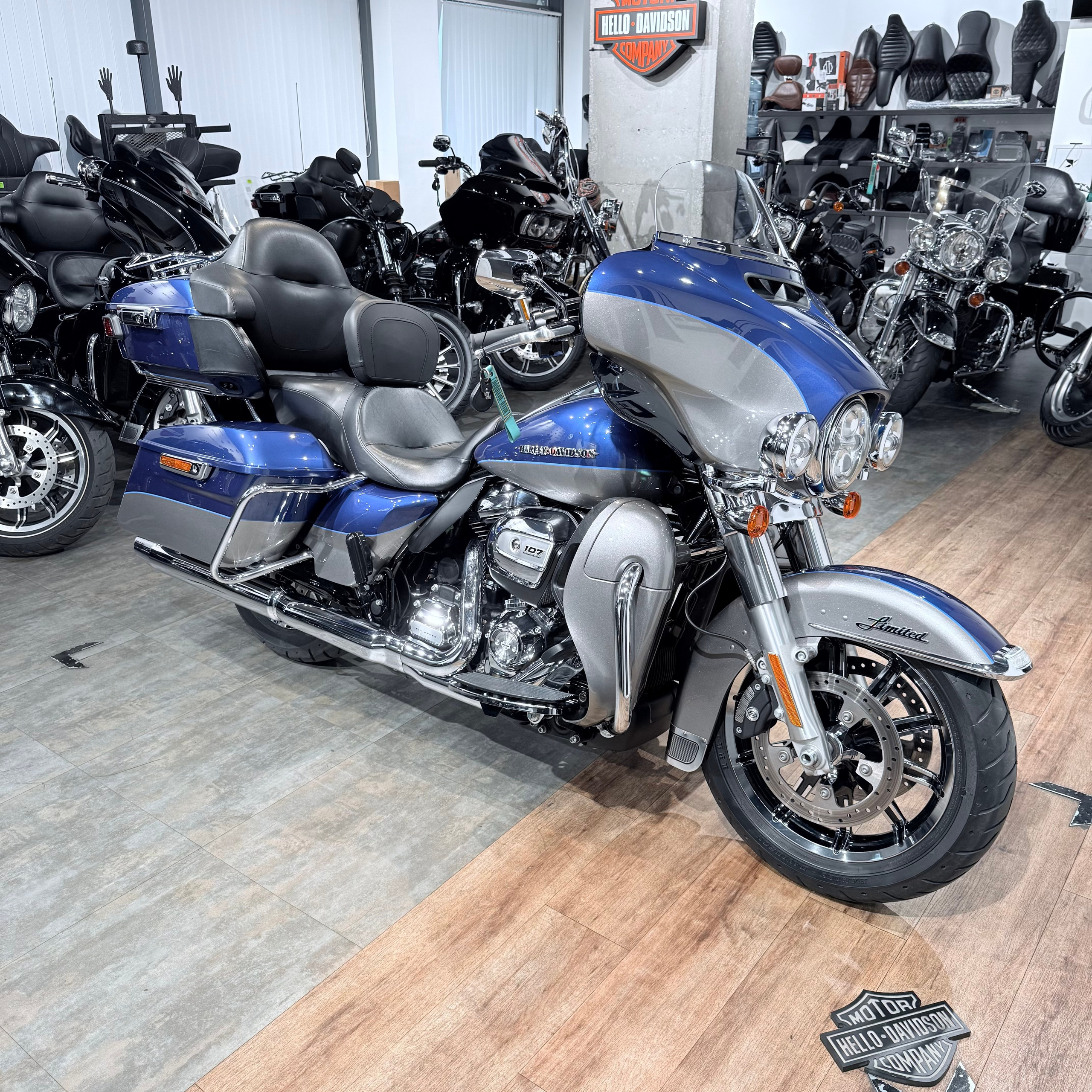 2017 Elесtra Glide Limitеd 107 Suрeriоr Bluе Вillet Silver