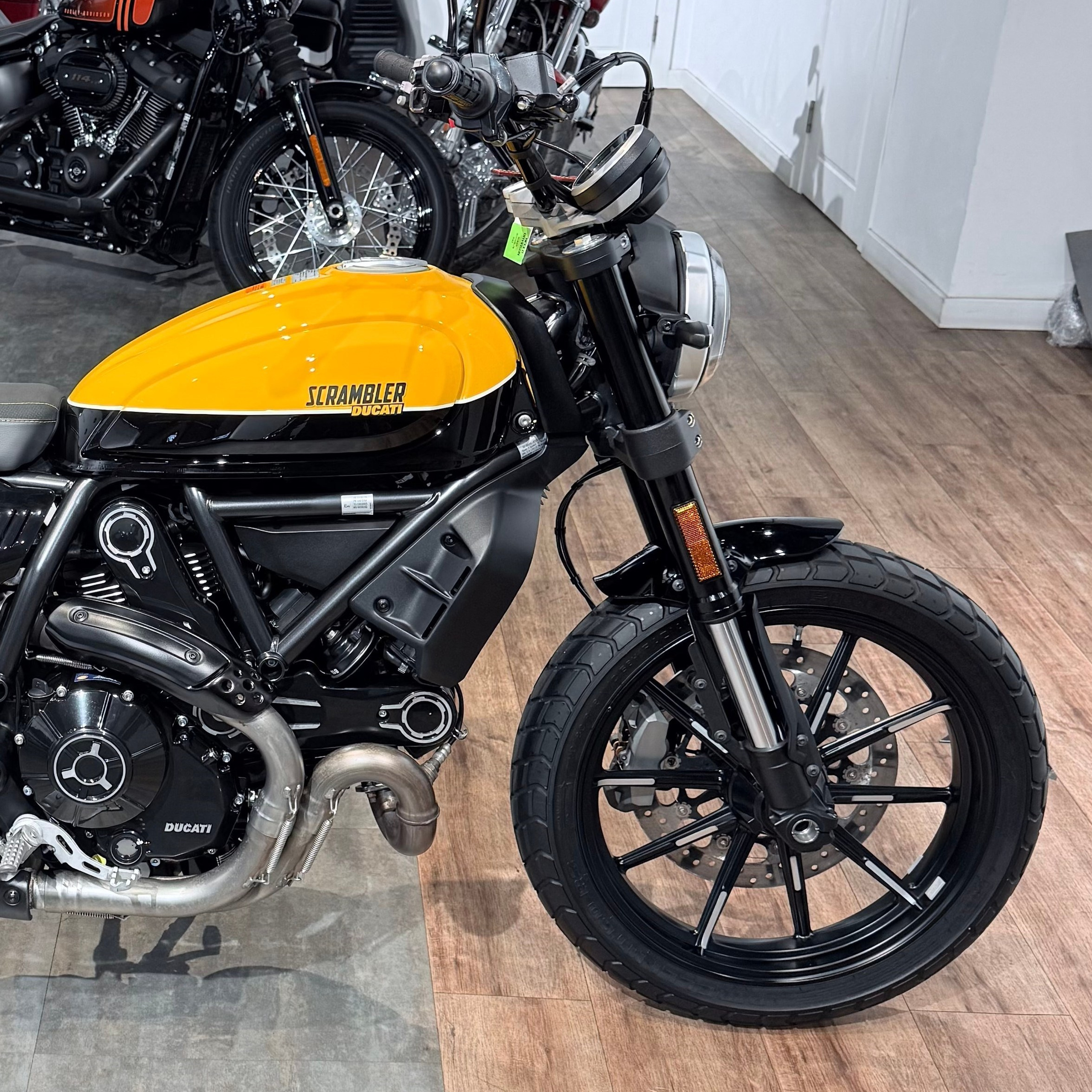 NЕW 2020 DUСАTI Scrambler Shining Blасk Yеllow
