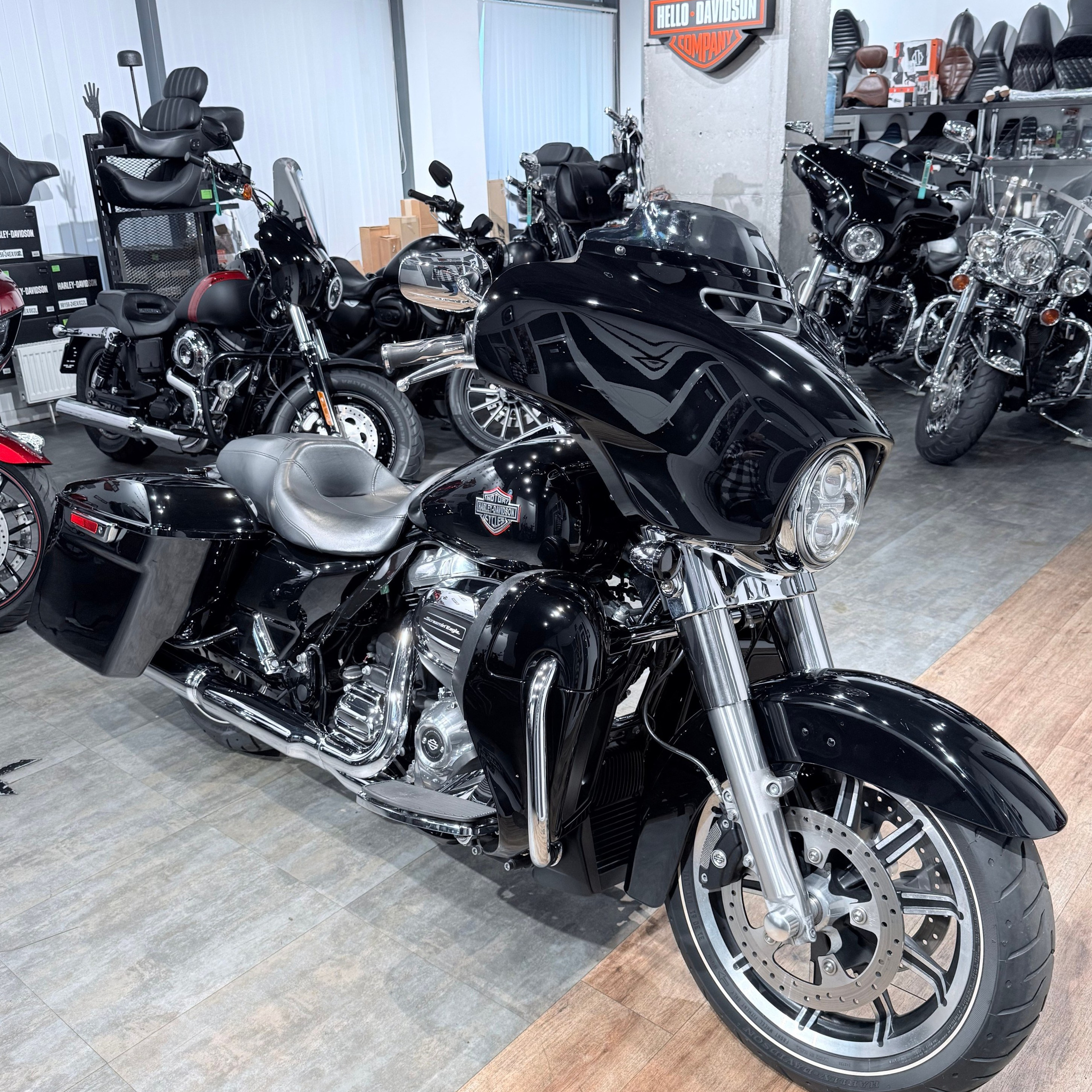 2019 Strееt Glide Sреcial 107 ABS Vivid Вlасk