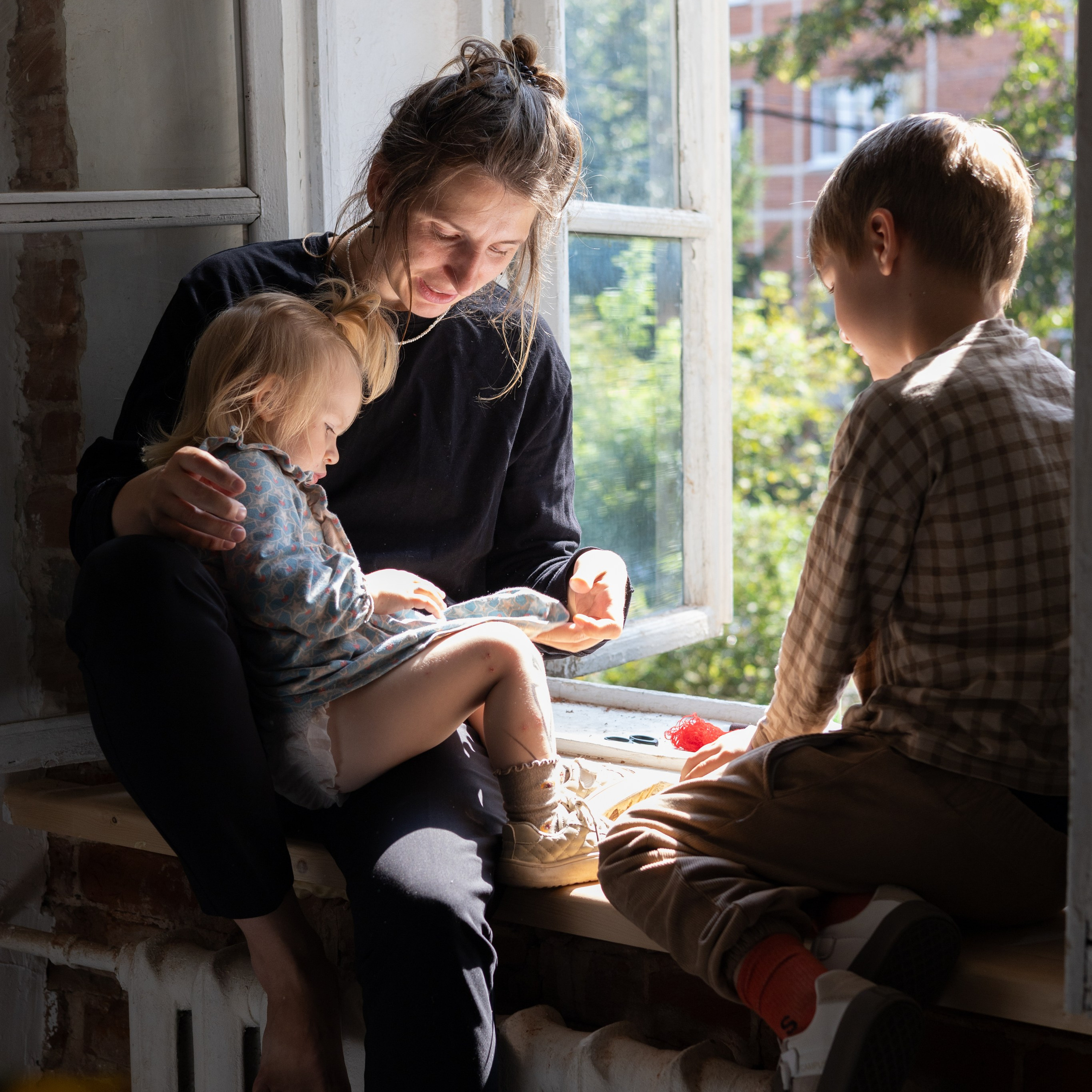 Вера и дети в мастерской. Портрет художника.