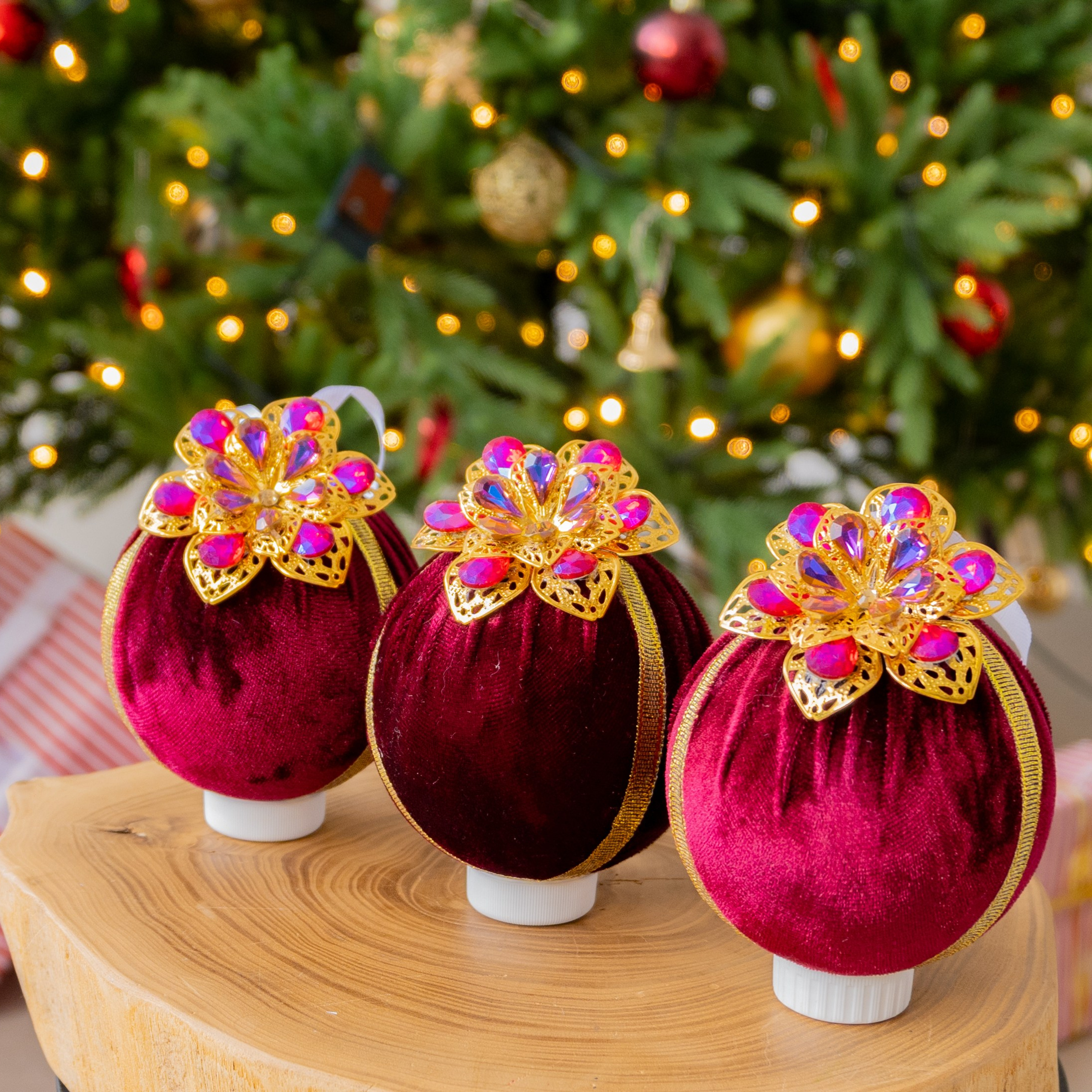 Набор елочных шаров из красного бархата «Королевские цветы» 3шт