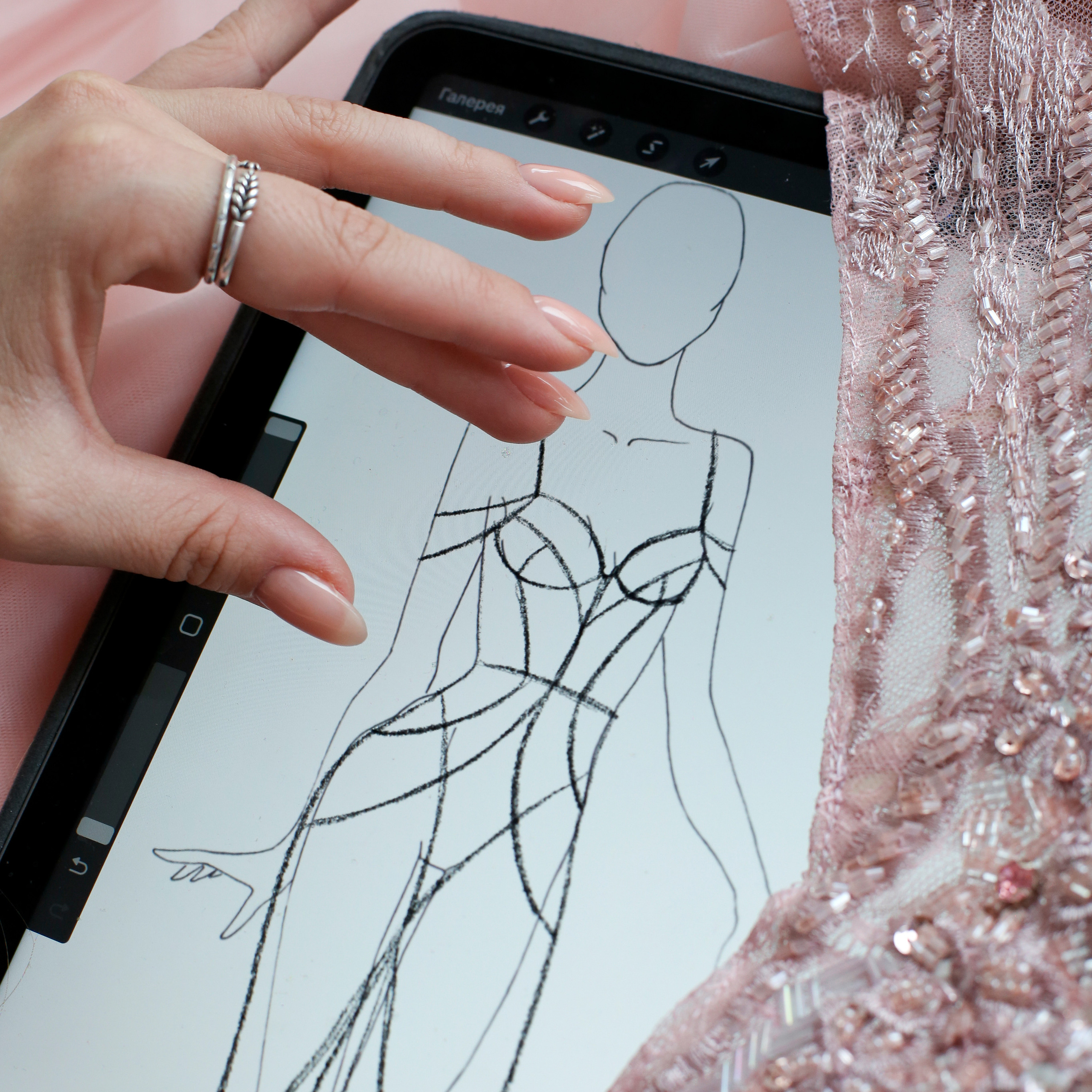 Дизайнер шоу платьев