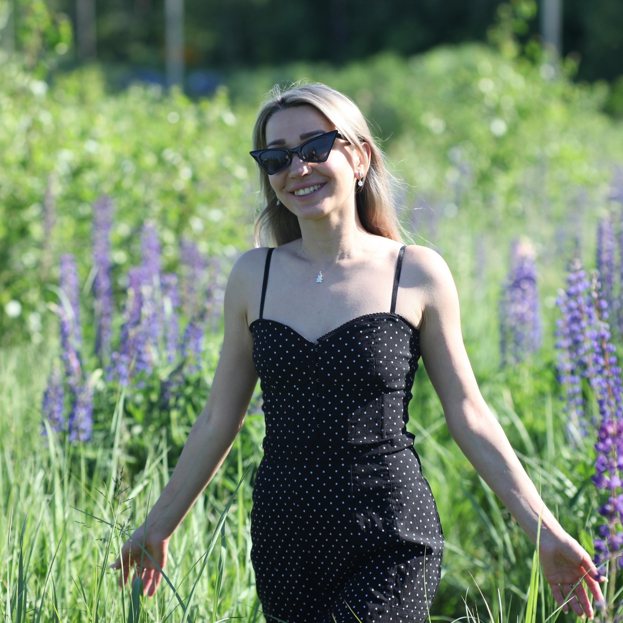 Настя, фотосъемка в люпинах.