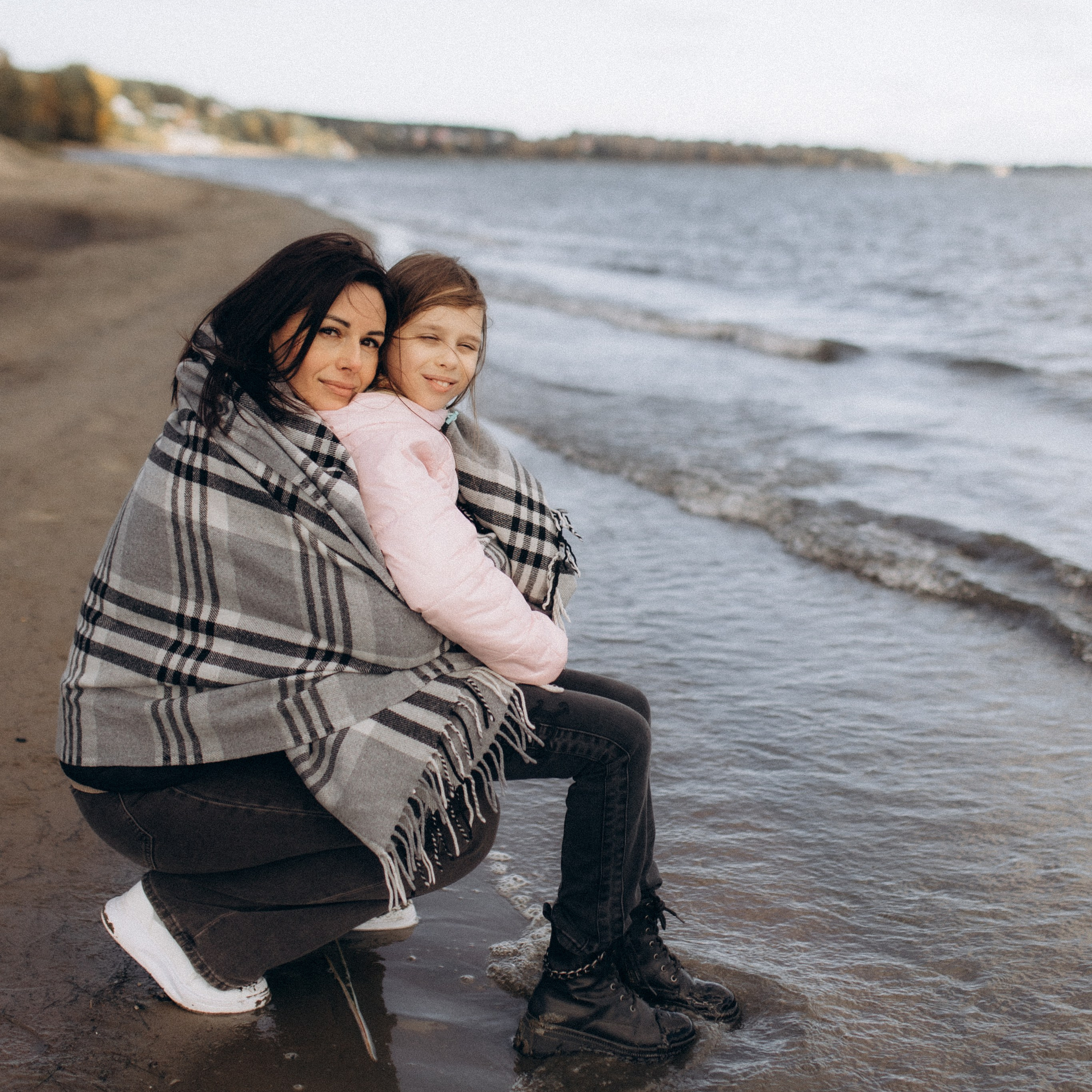 Аня с Ясей и Соней на Обском, осень