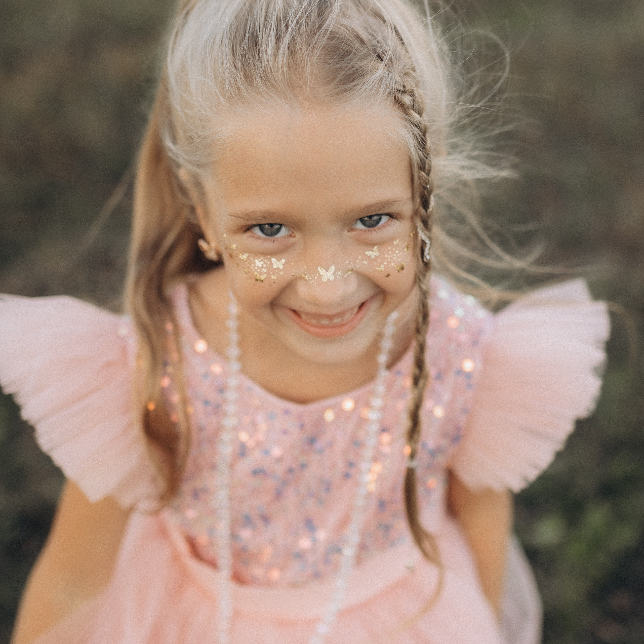 Вика и Миша на сене