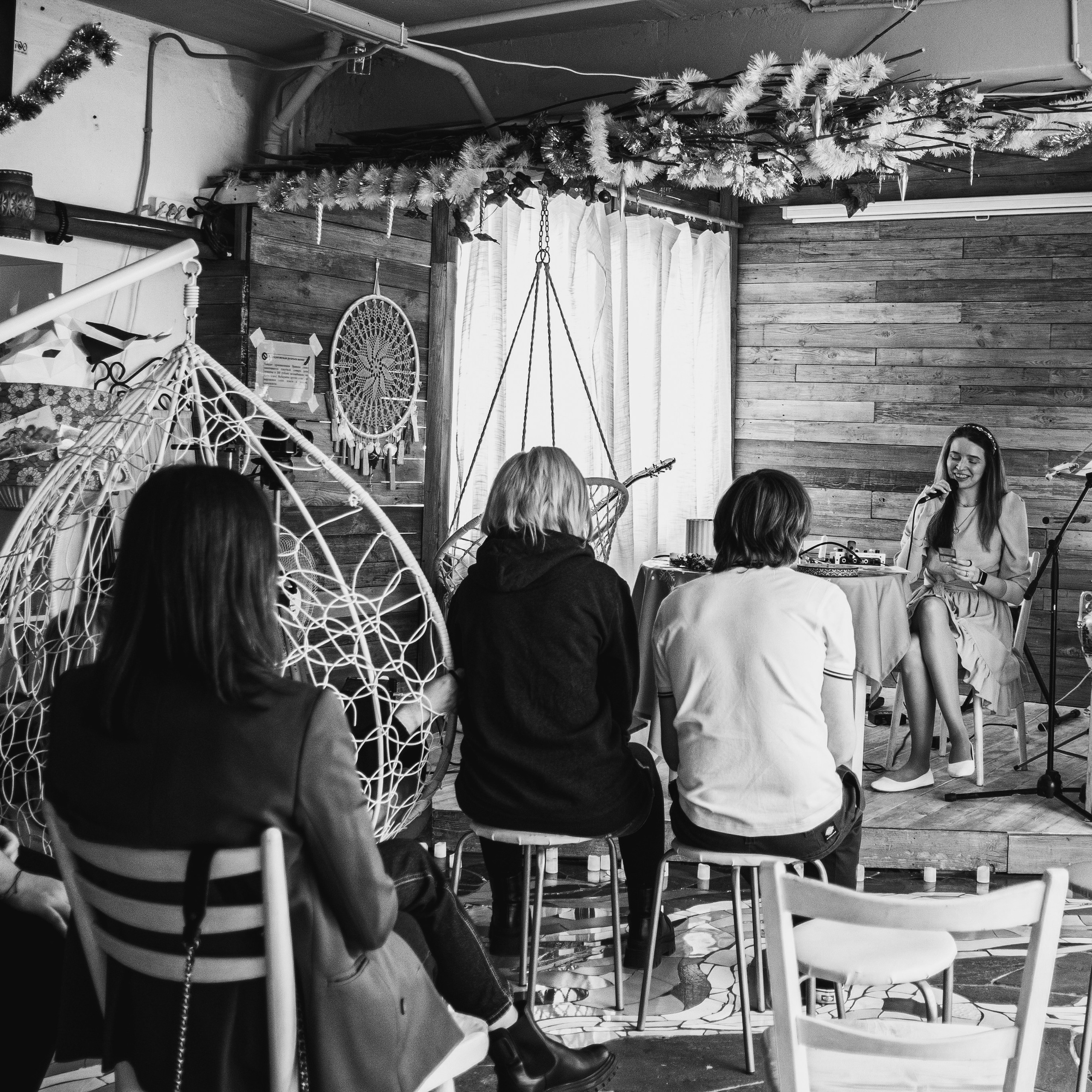 Музыкально-поэтический перфоманс на&nbsp;некорпоративе «Мы&nbsp;больше этой суеты»