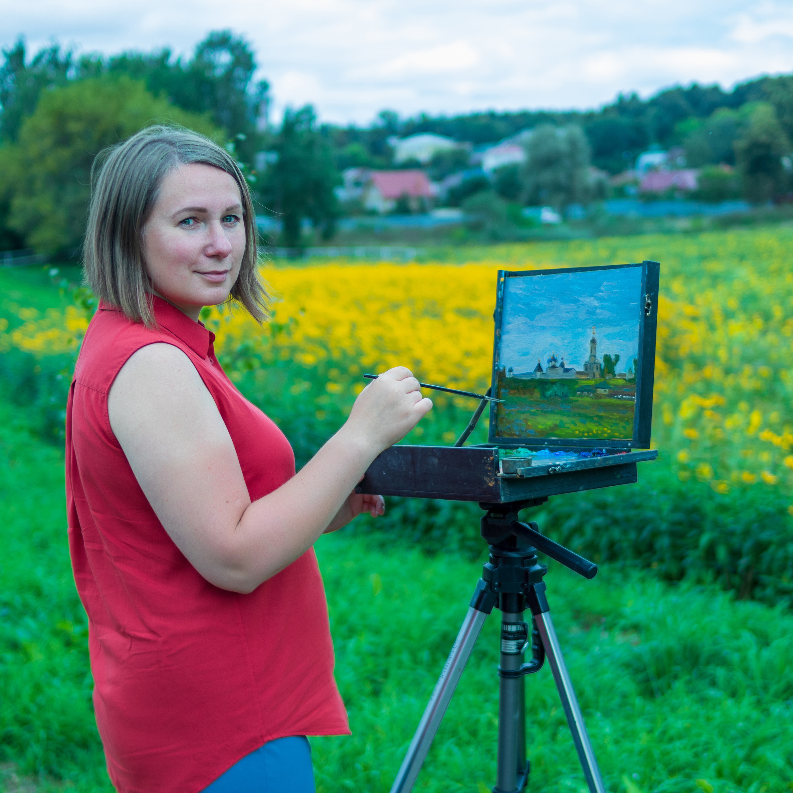 Екатерина — художник в поле подсолнухов