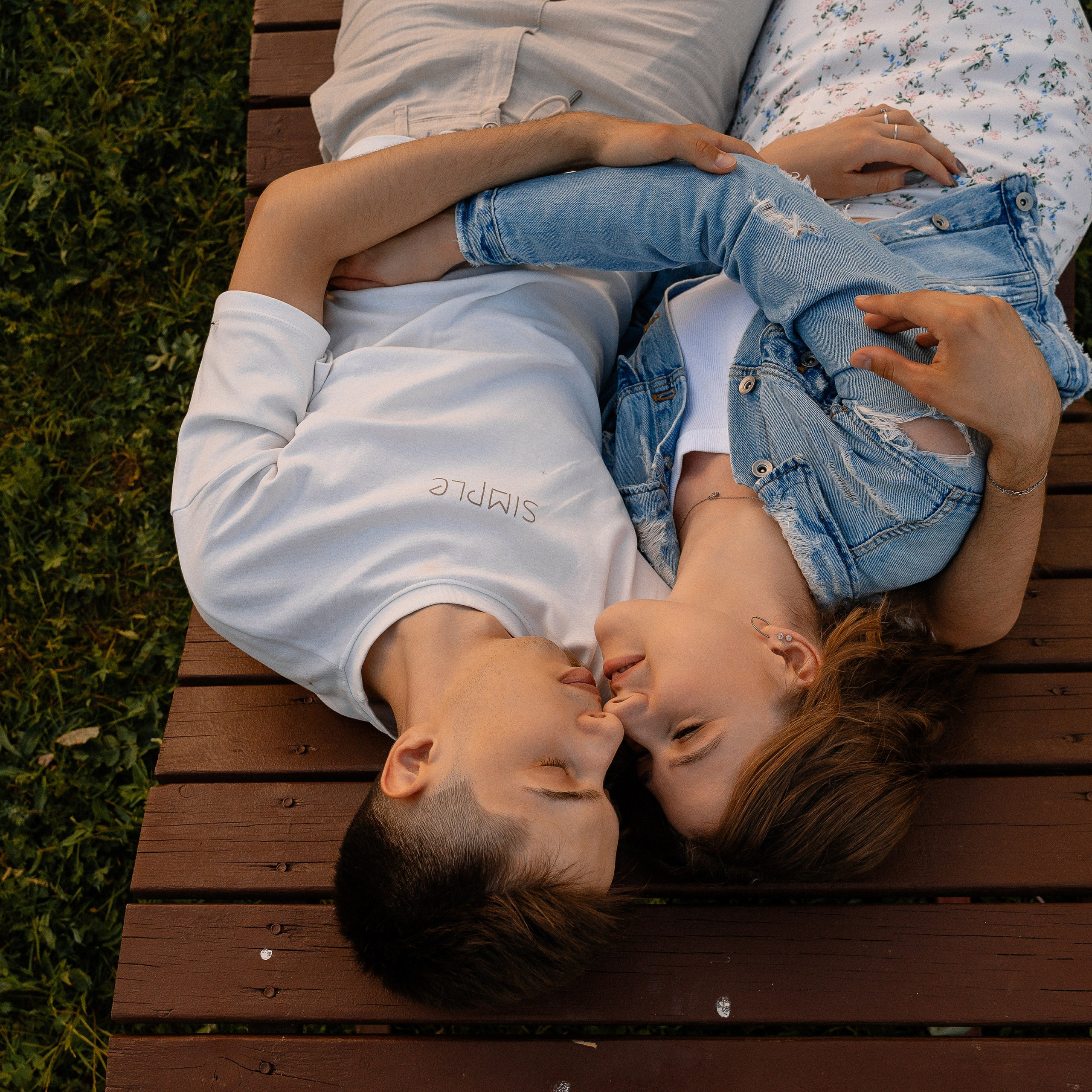 На закате. Лодка. Любовь.