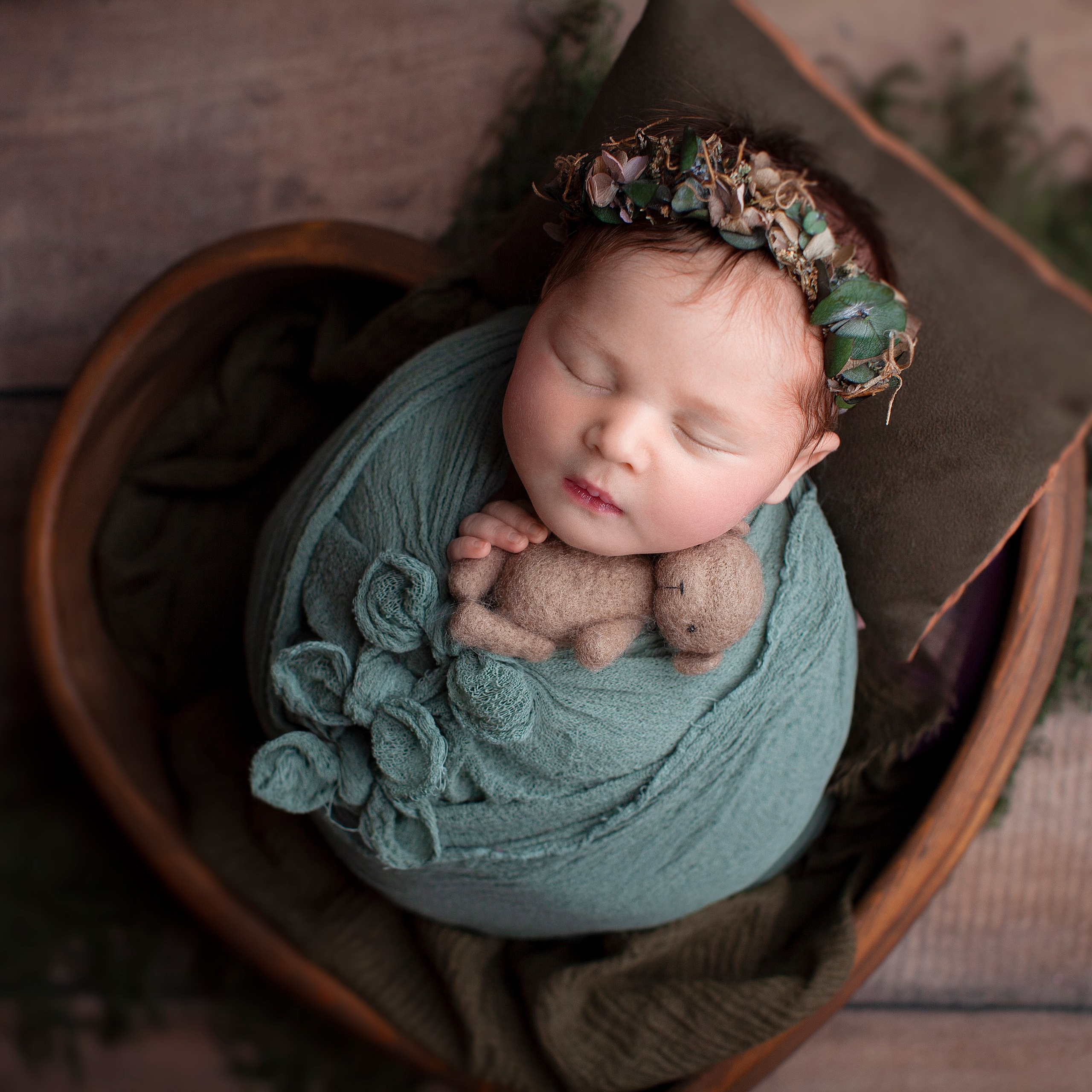 В деревянном реквизите. Фотограф новорожденных в Москве ньюборн