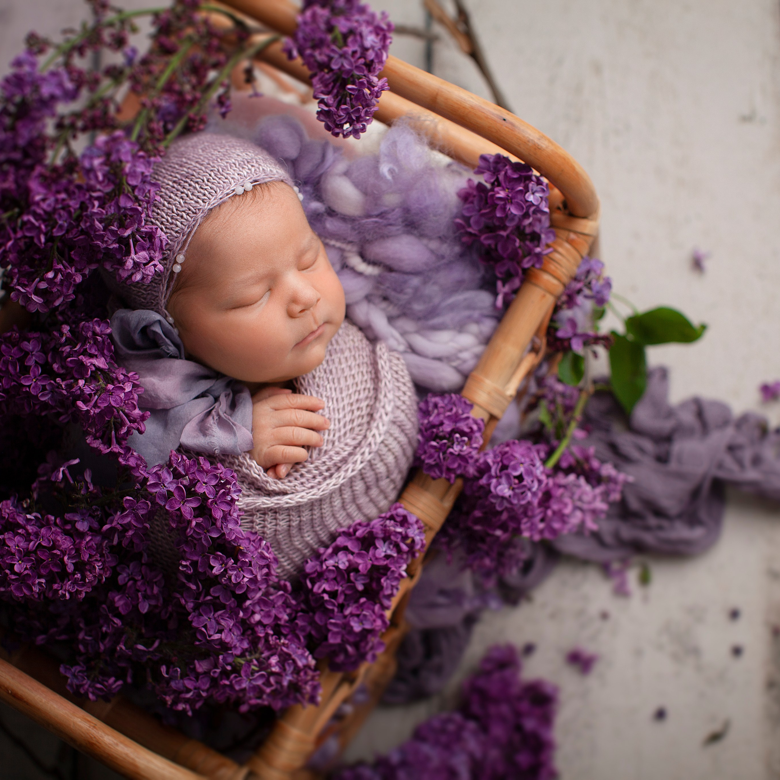 В деревянном реквизите. Фотограф новорожденных в Москве ньюборн
