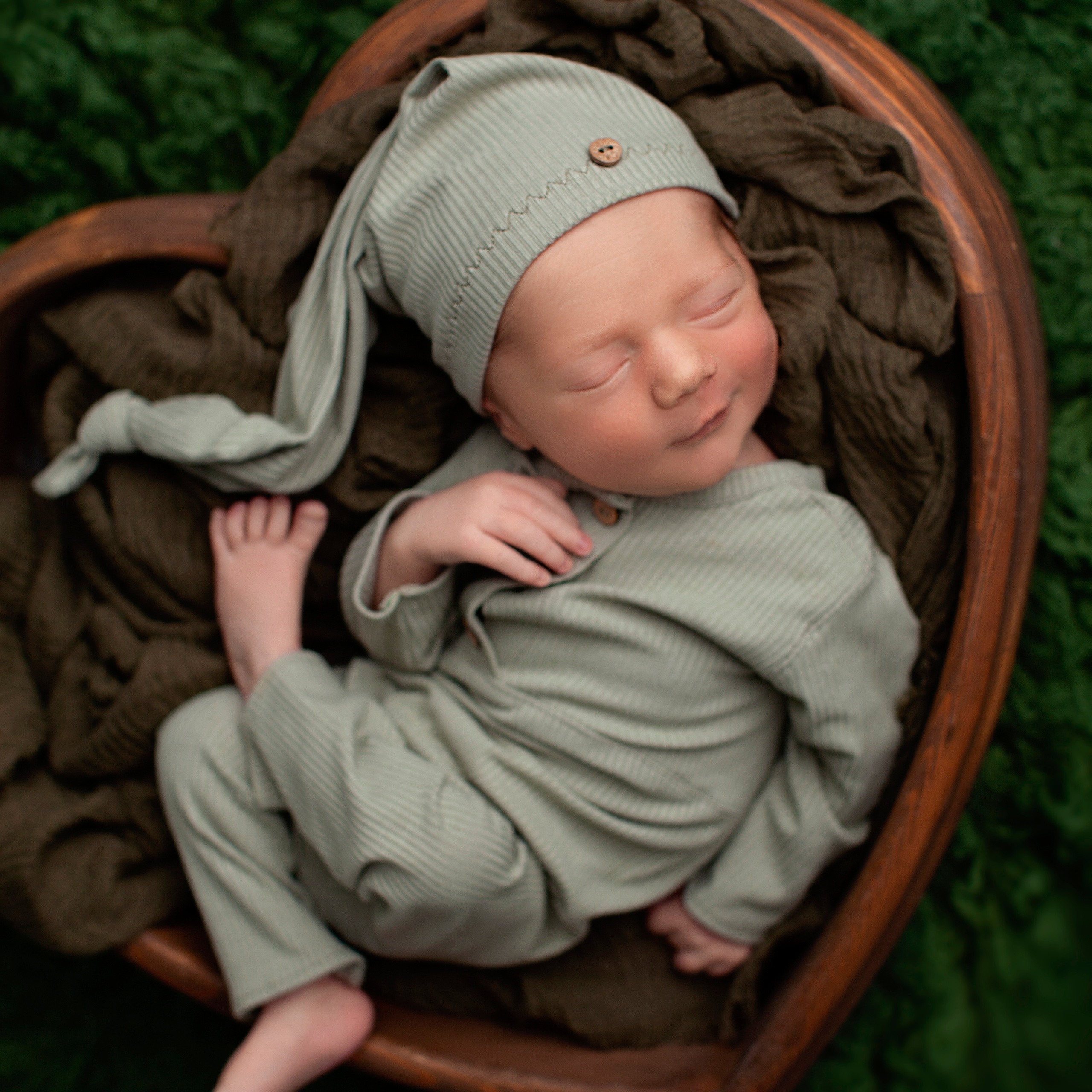 В деревянном реквизите. Фотограф новорожденных в Москве ньюборн