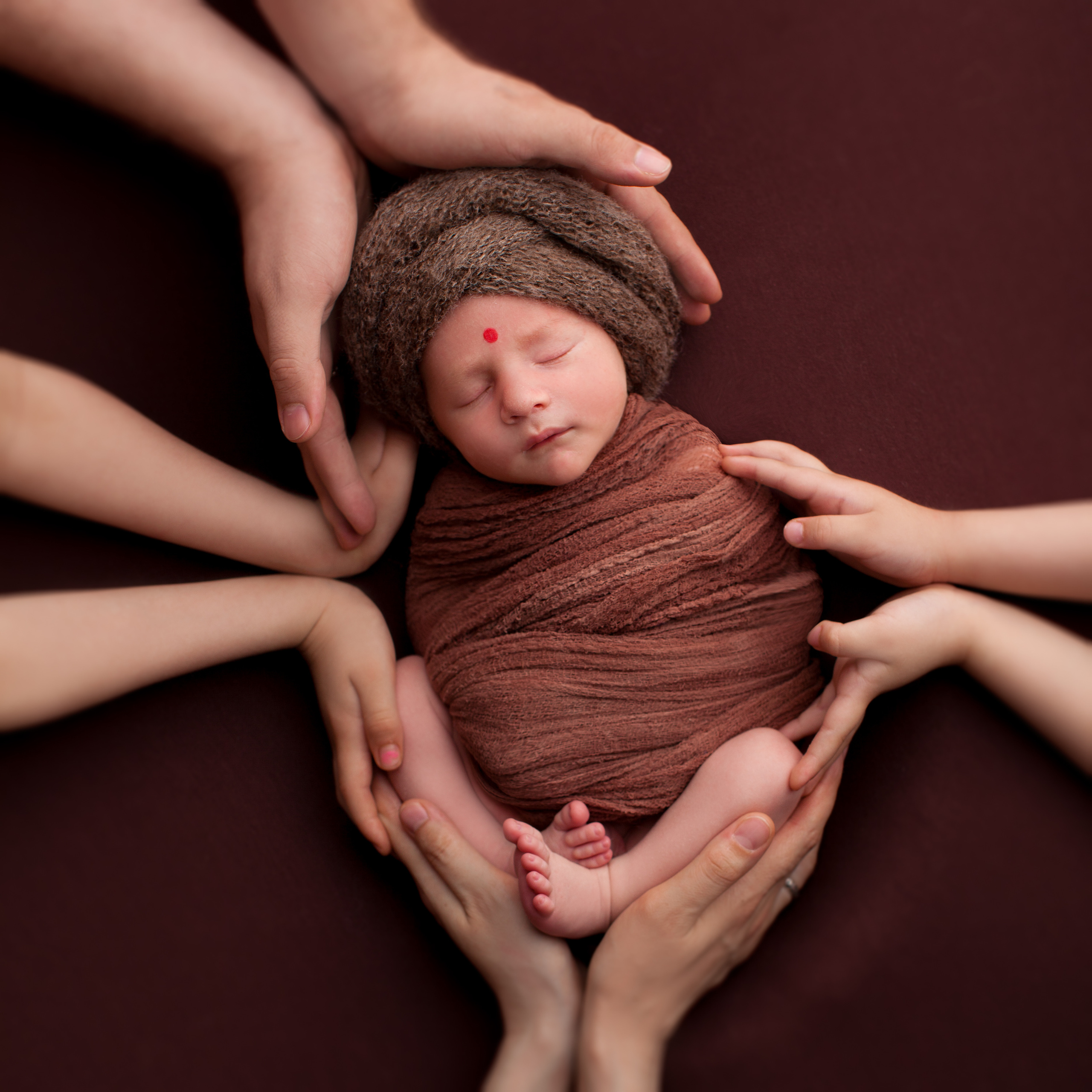 С родителями на тканевых фонах. Фотограф новорожденных в Москве ньюборн