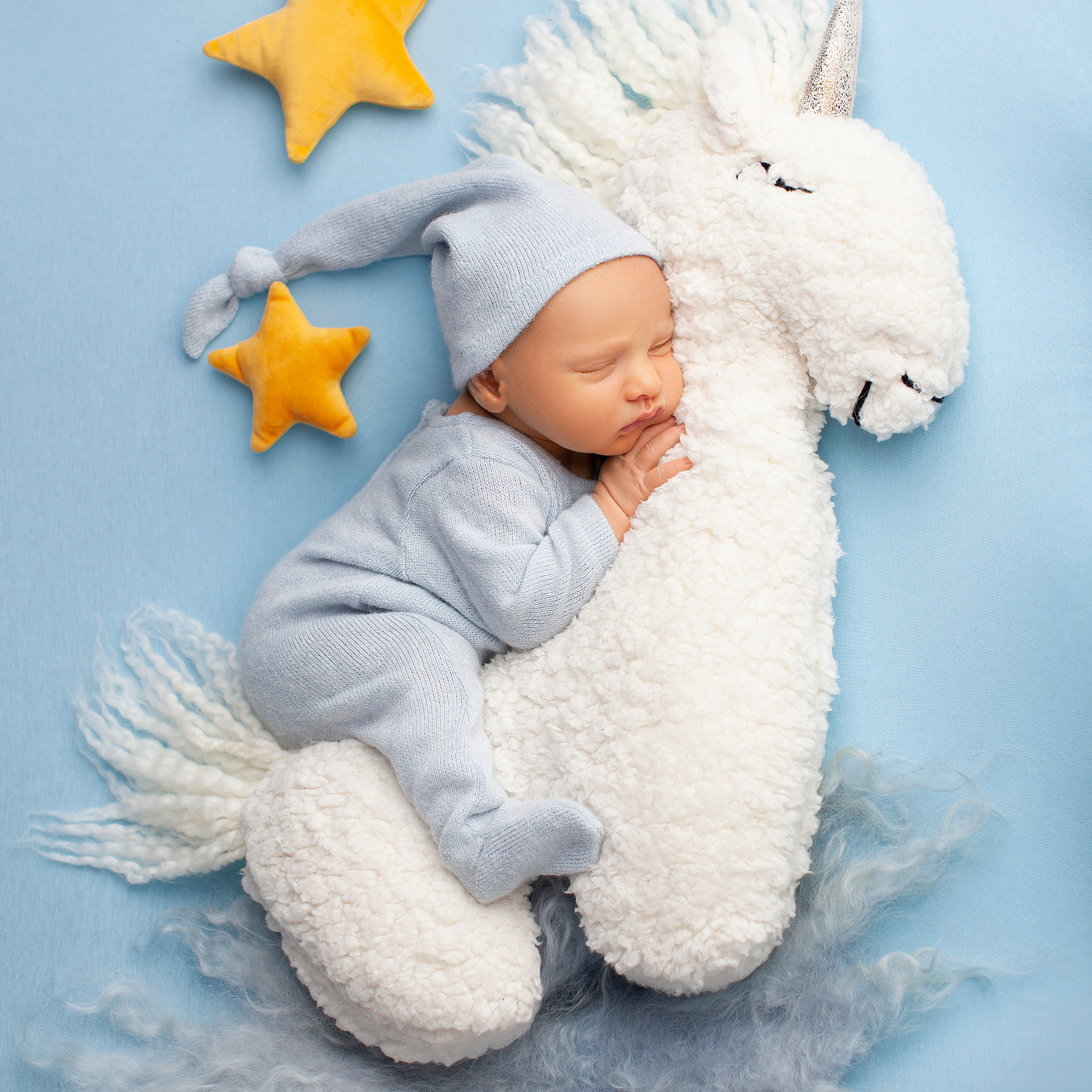 Только малыш на тканевых фонах. Фотограф новорожденных в Москве ньюборн