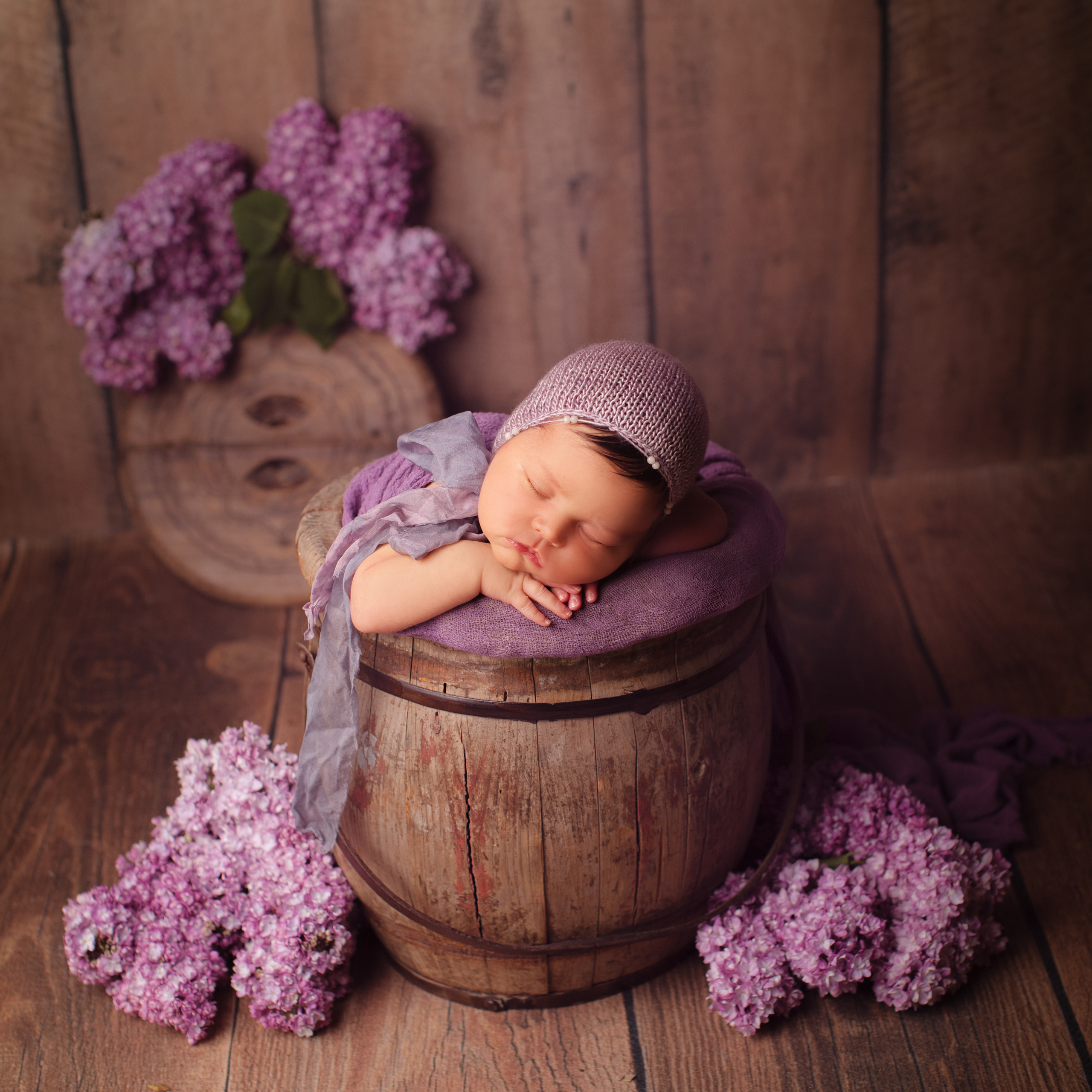 В деревянном реквизите. Фотограф новорожденных в Москве ньюборн