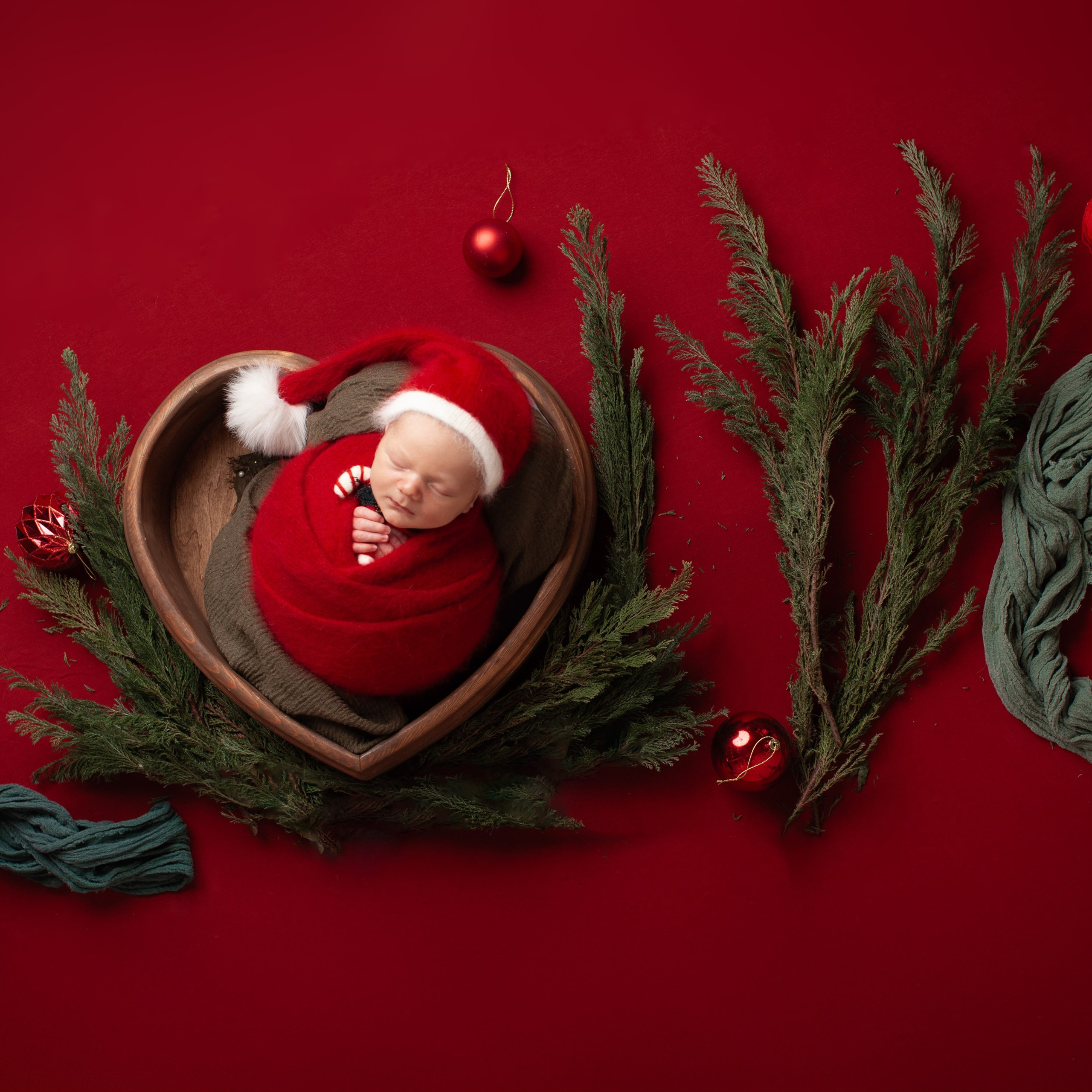 В деревянном реквизите. Фотограф новорожденных в Москве ньюборн
