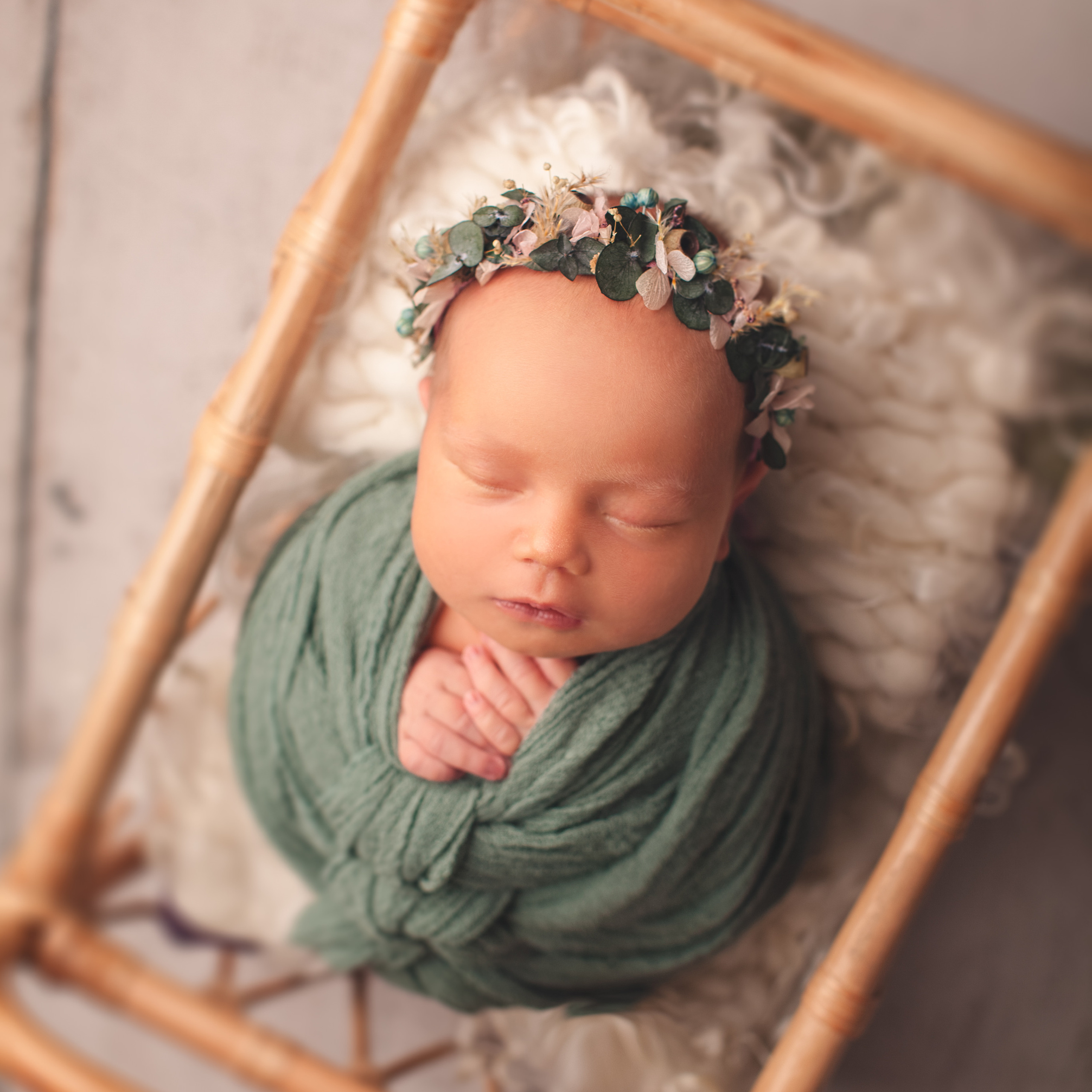 В деревянном реквизите. Фотограф новорожденных в Москве ньюборн