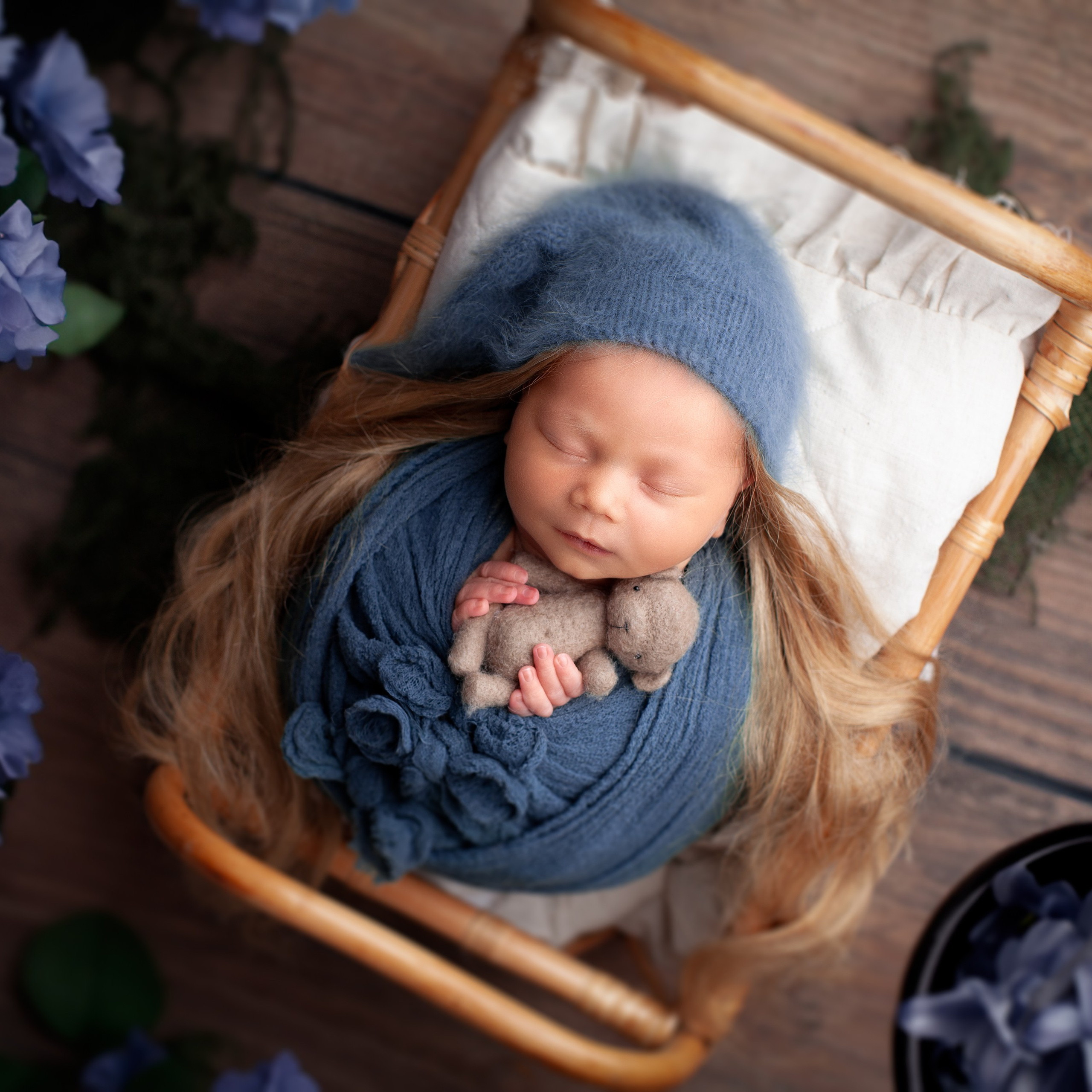 В деревянном реквизите. Фотограф новорожденных в Москве ньюборн