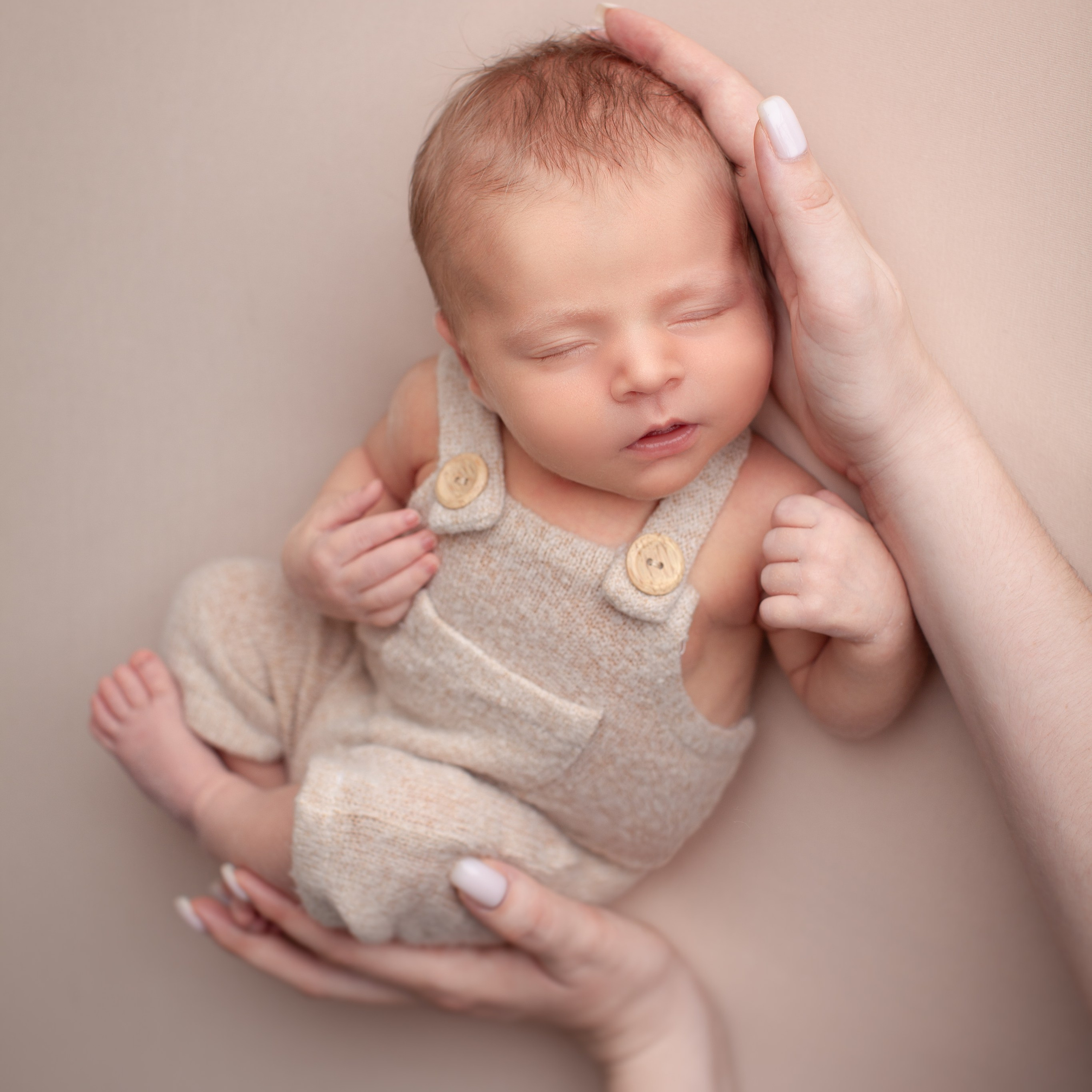 С родителями на тканевых фонах. Фотограф новорожденных в Москве ньюборн