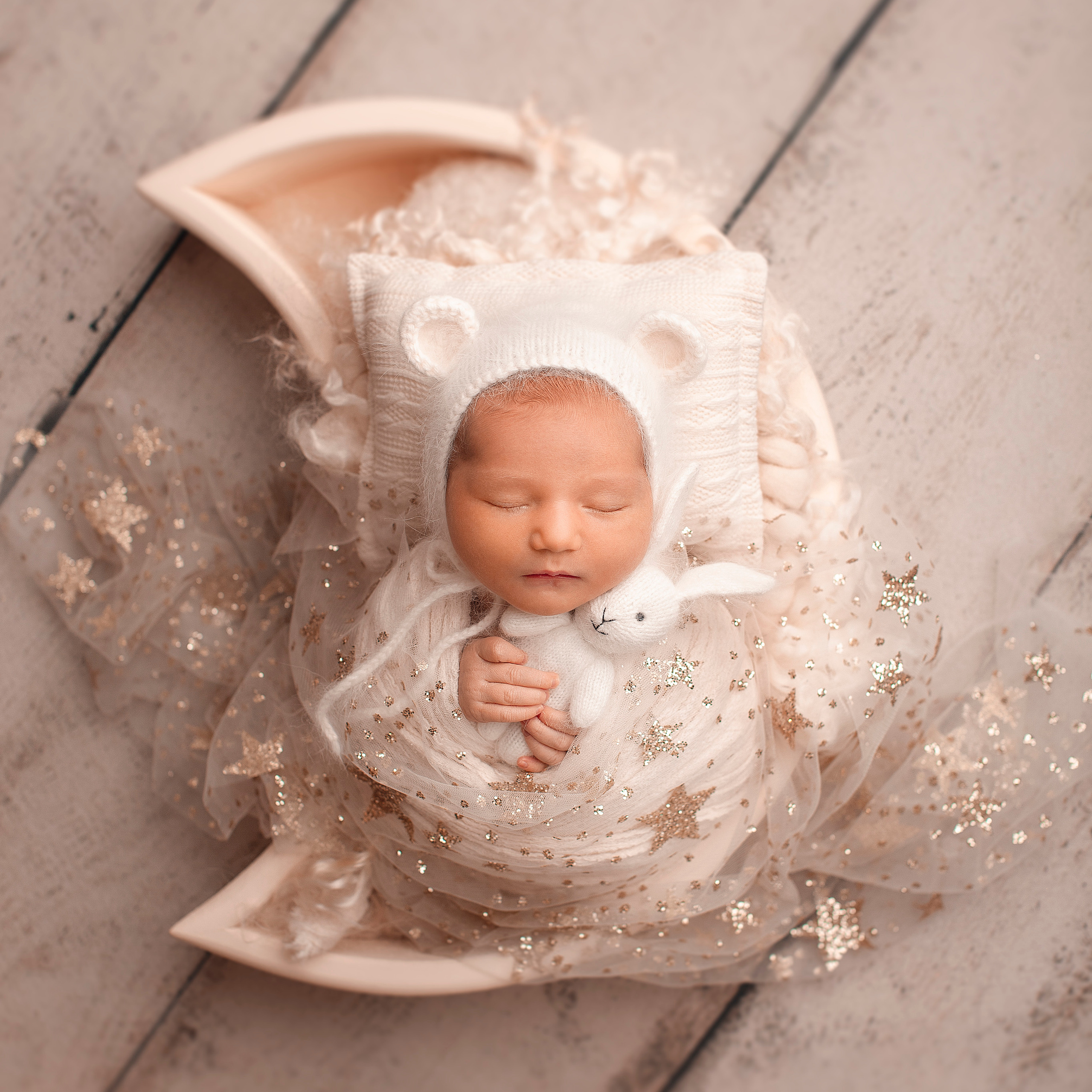 В деревянном реквизите. Фотограф новорожденных в Москве ньюборн