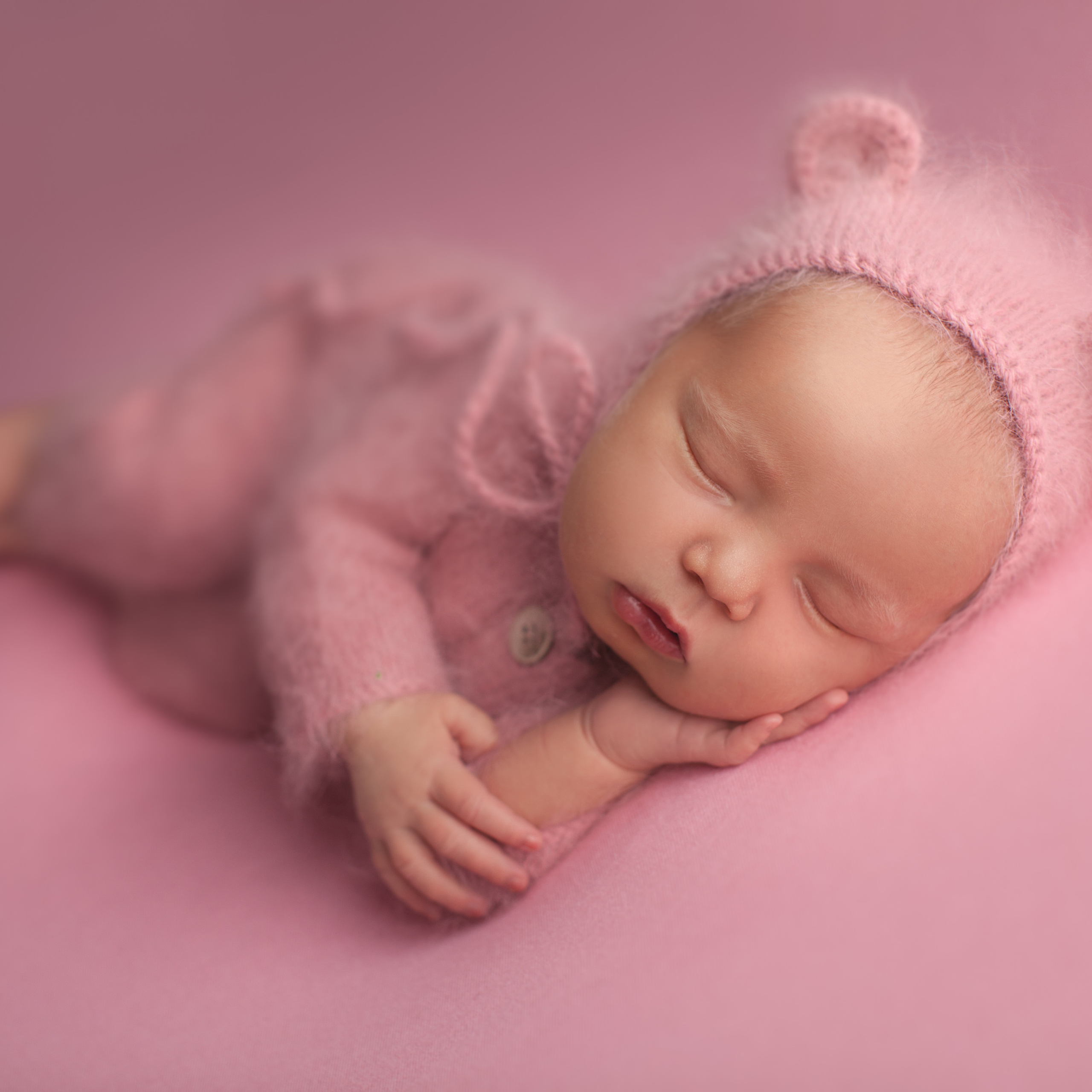 Только малыш на тканевых фонах. Фотограф новорожденных в Москве ньюборн
