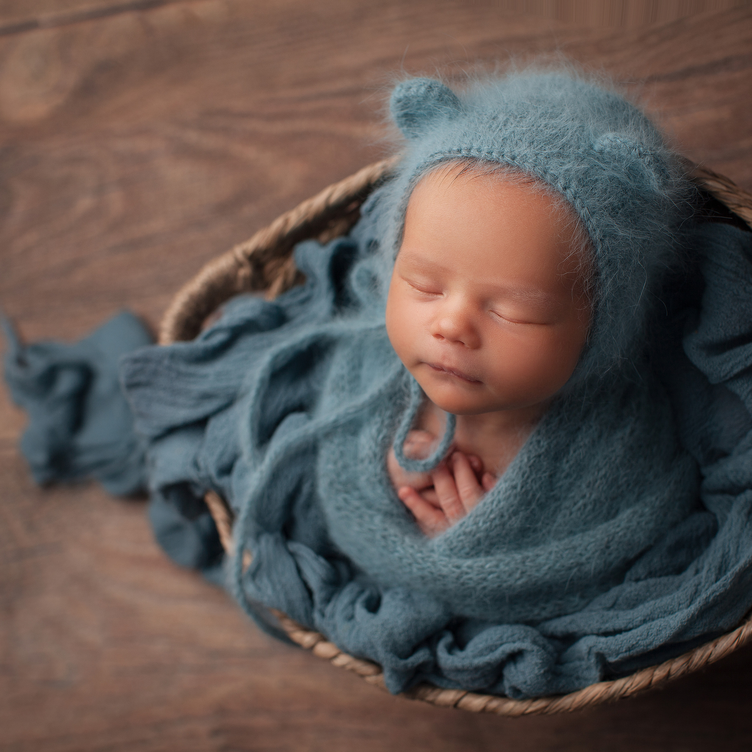 В деревянном реквизите. Фотограф новорожденных в Москве ньюборн