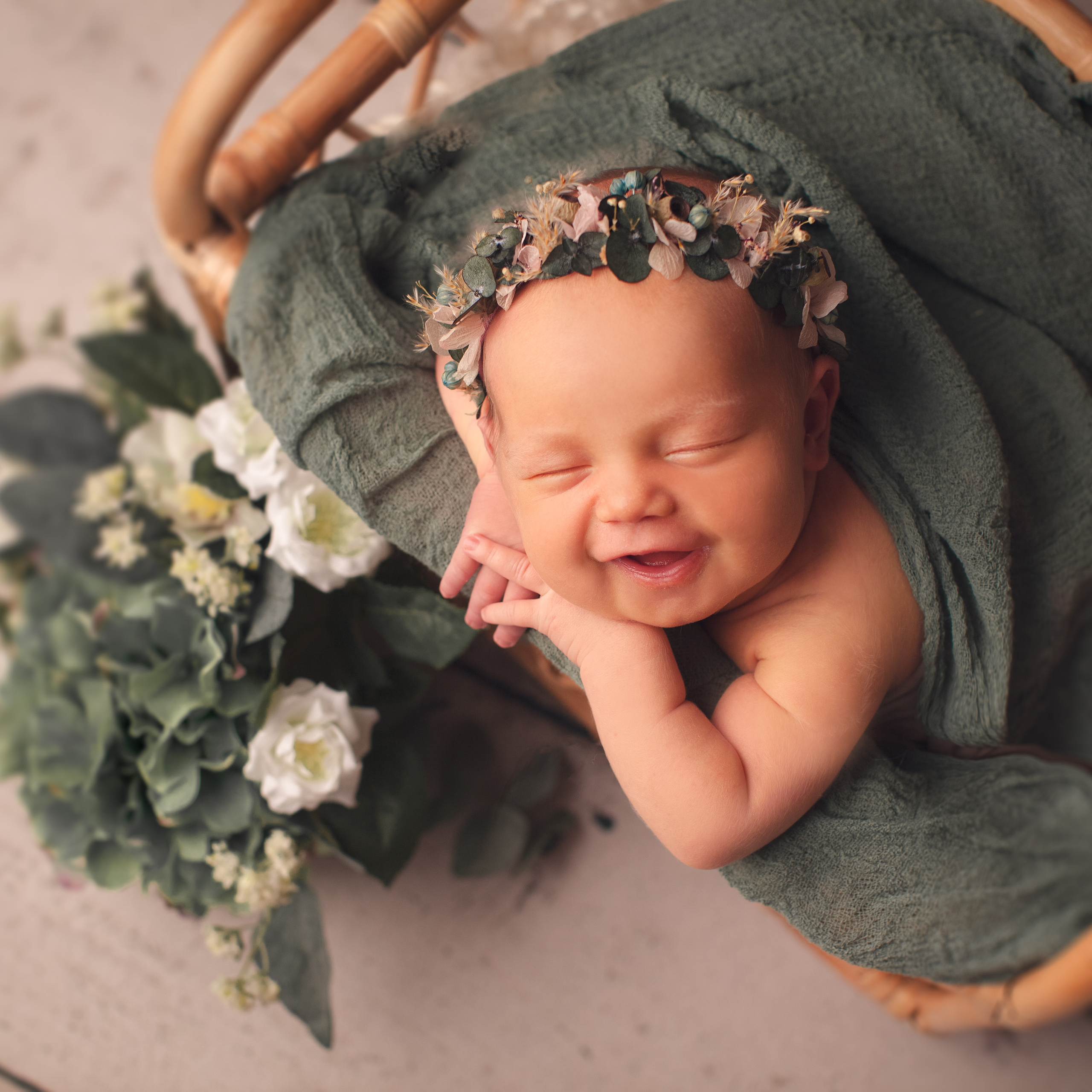 В деревянном реквизите. Фотограф новорожденных в Москве ньюборн