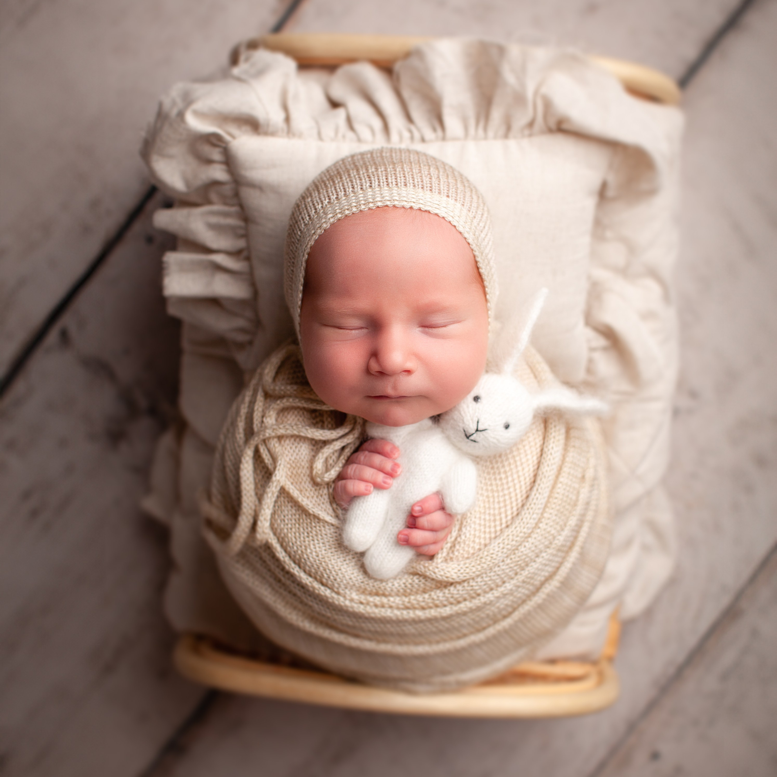 В деревянном реквизите. Фотограф новорожденных в Москве ньюборн