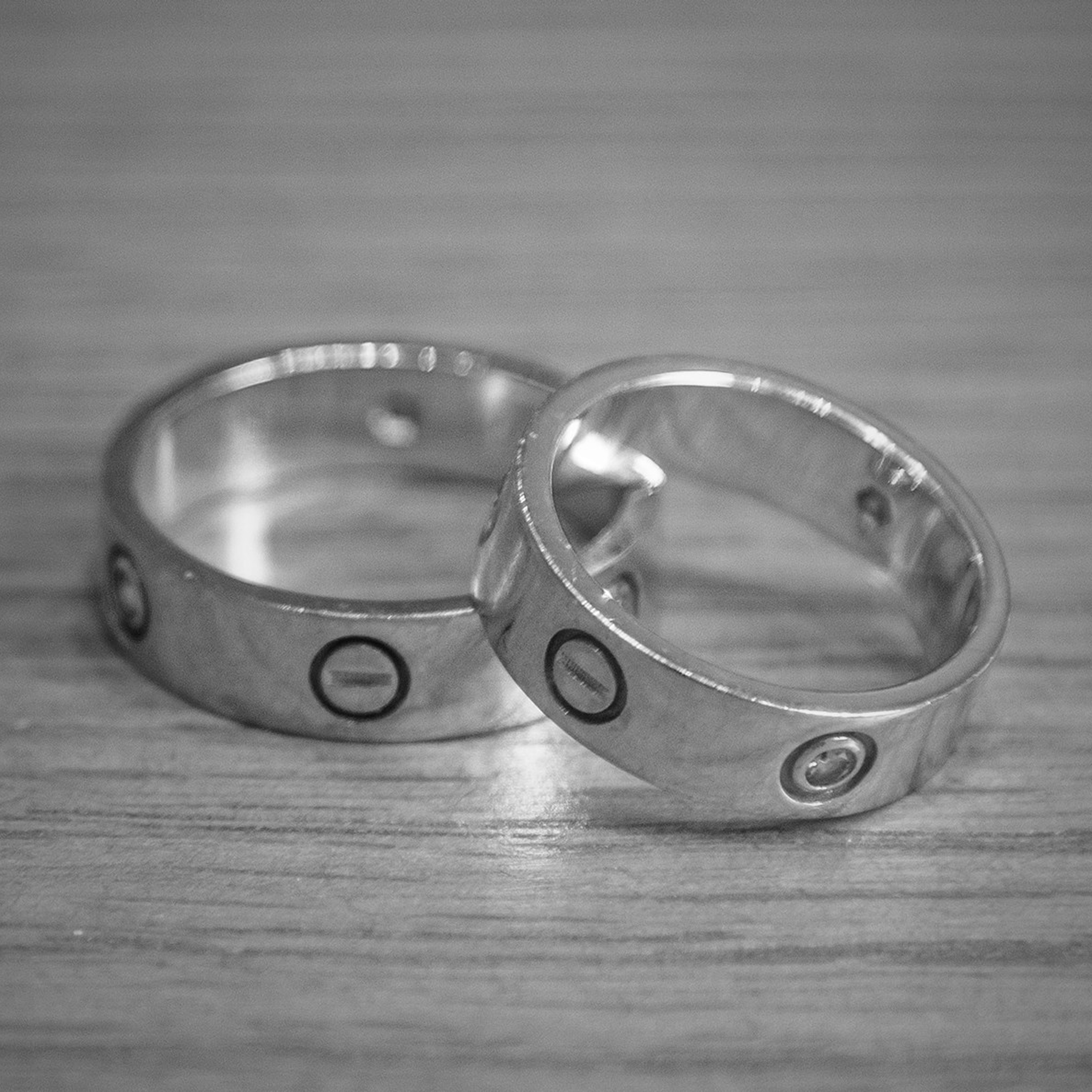 фотограф в Москве недорого фотосьемка черно белое фото обручальных колец 