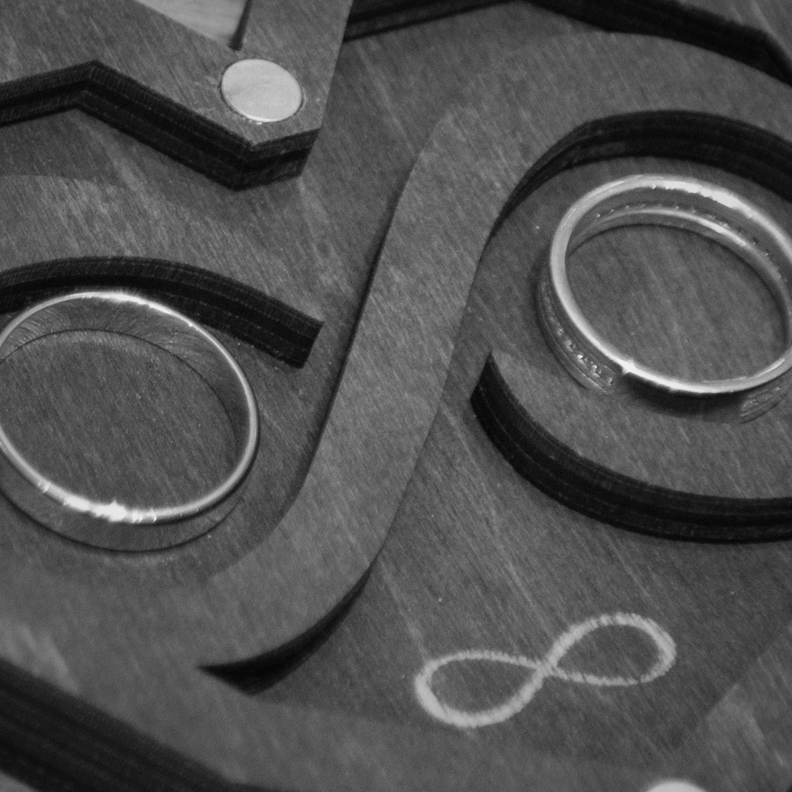 черно белая фотосьемка обручальных колец на регистрации брака в загсе 